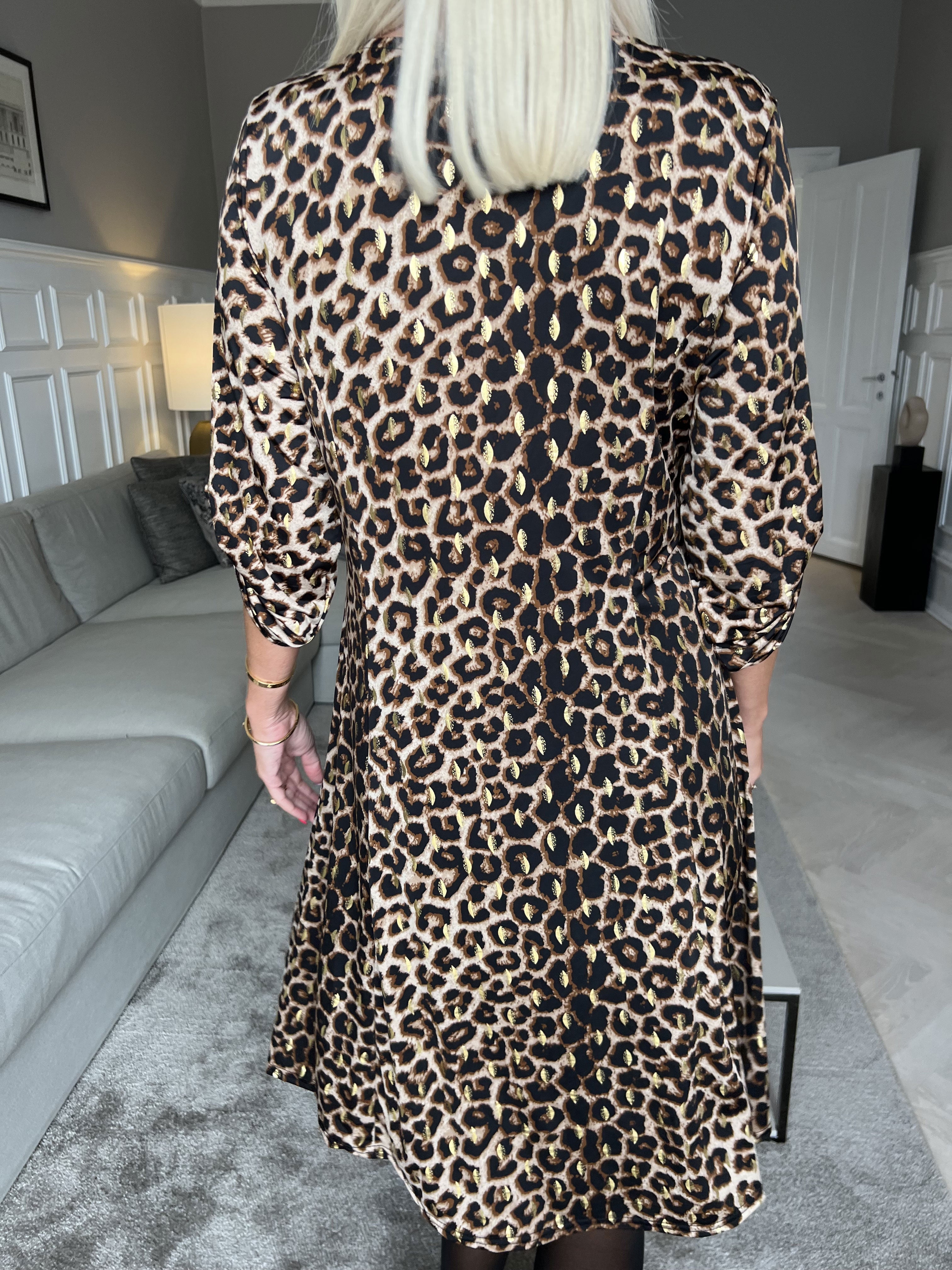 Maj Leo L/S - Klänning med resår i leopardmönster och gulddetaljer