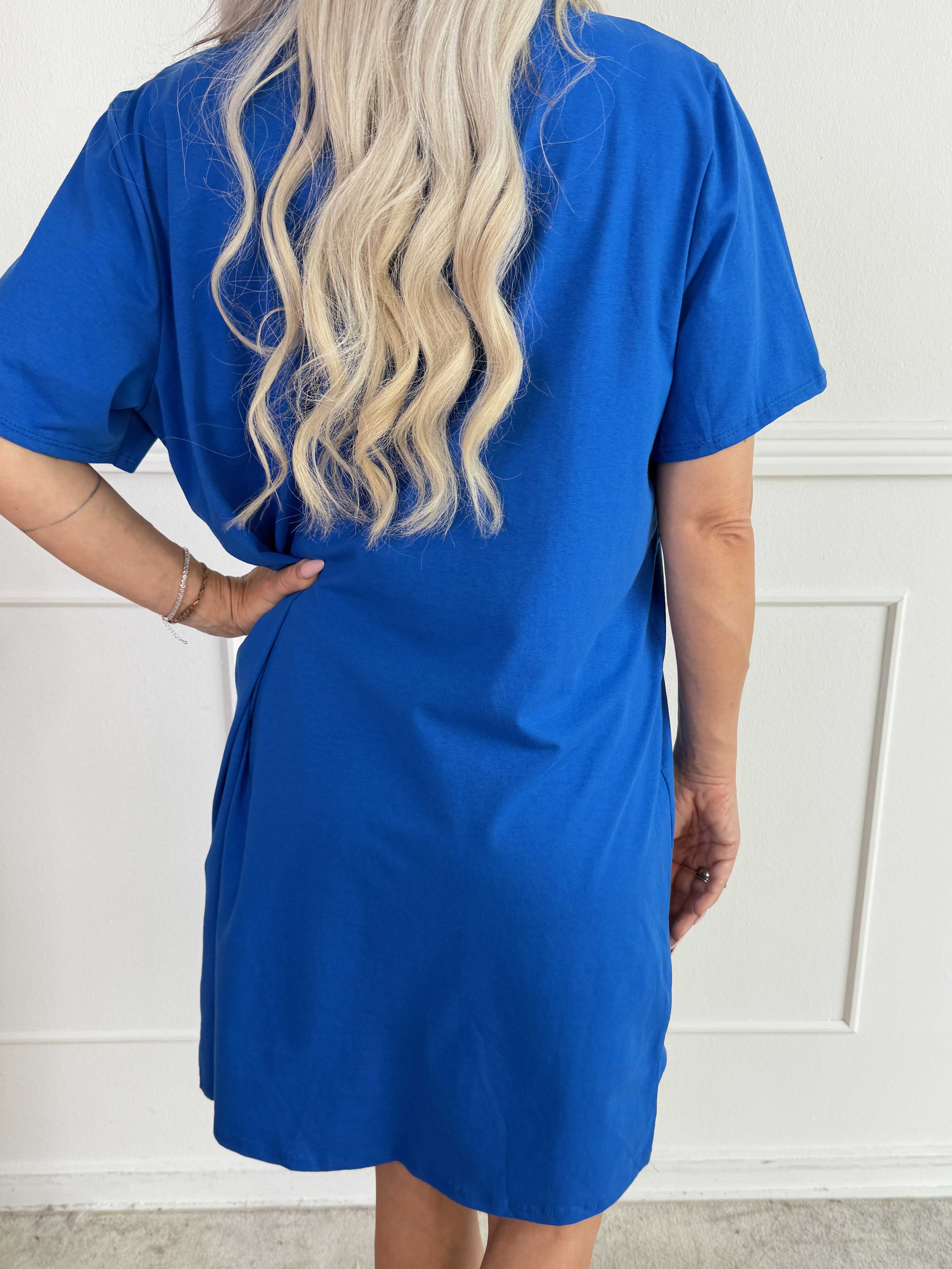 Meriam - En avslappnad t-shirtklänning med ett coolt, amerikanskinspirerat tryck