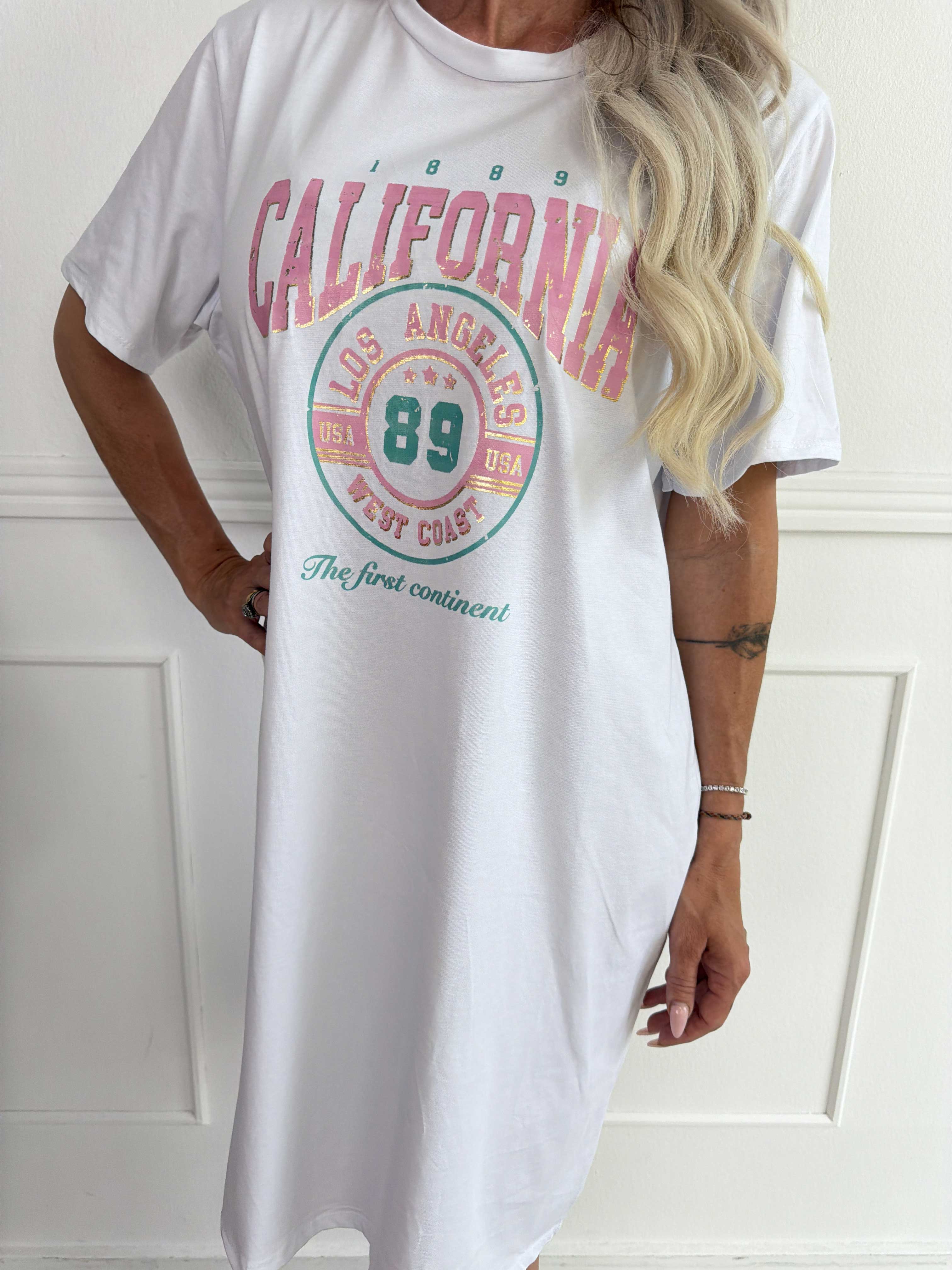 Meriam - En avslappnad t-shirtklänning med ett coolt, amerikanskinspirerat tryck