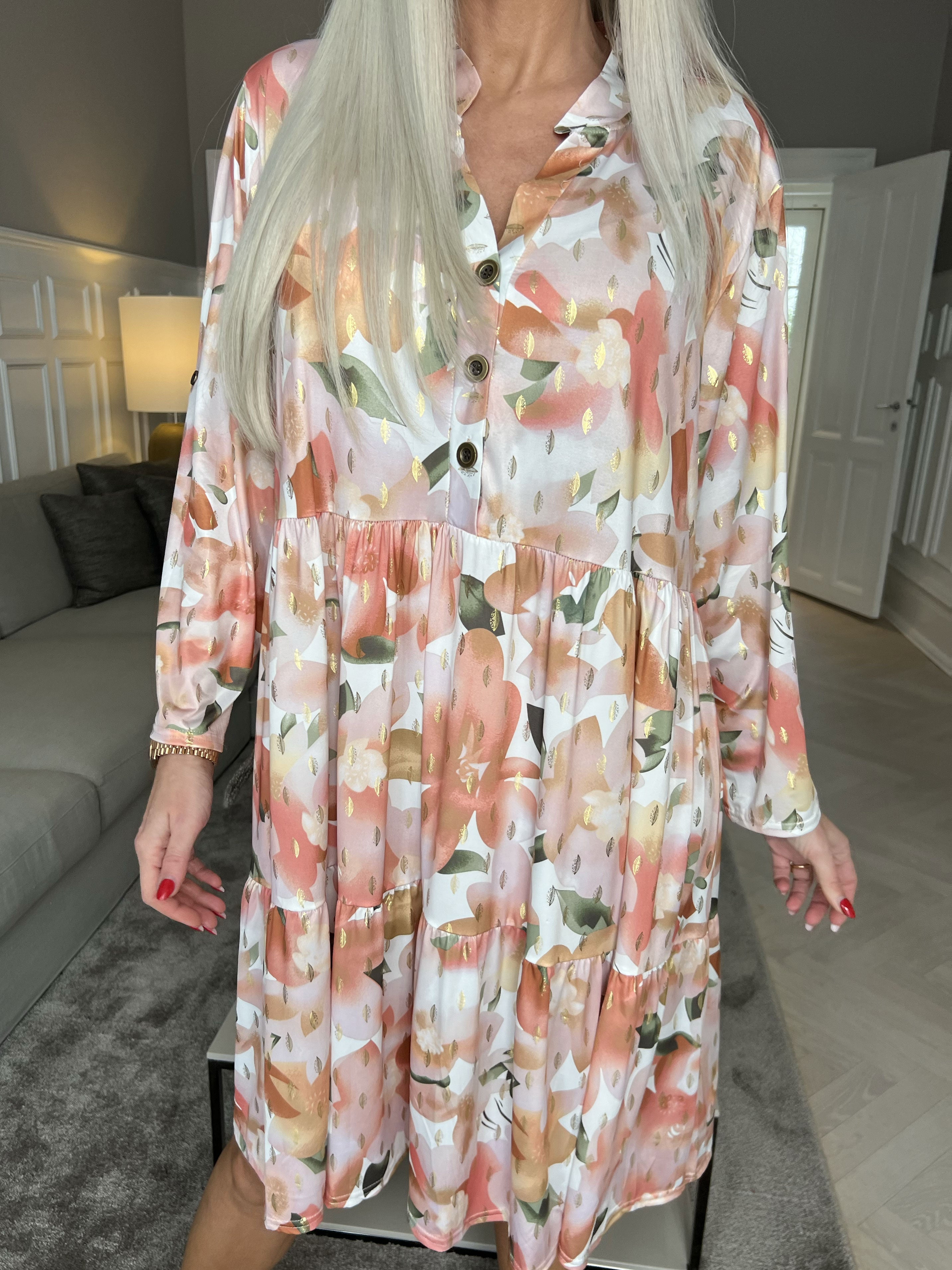 Milano Flower Midi - Blommig klänning med lager-på-lager-look