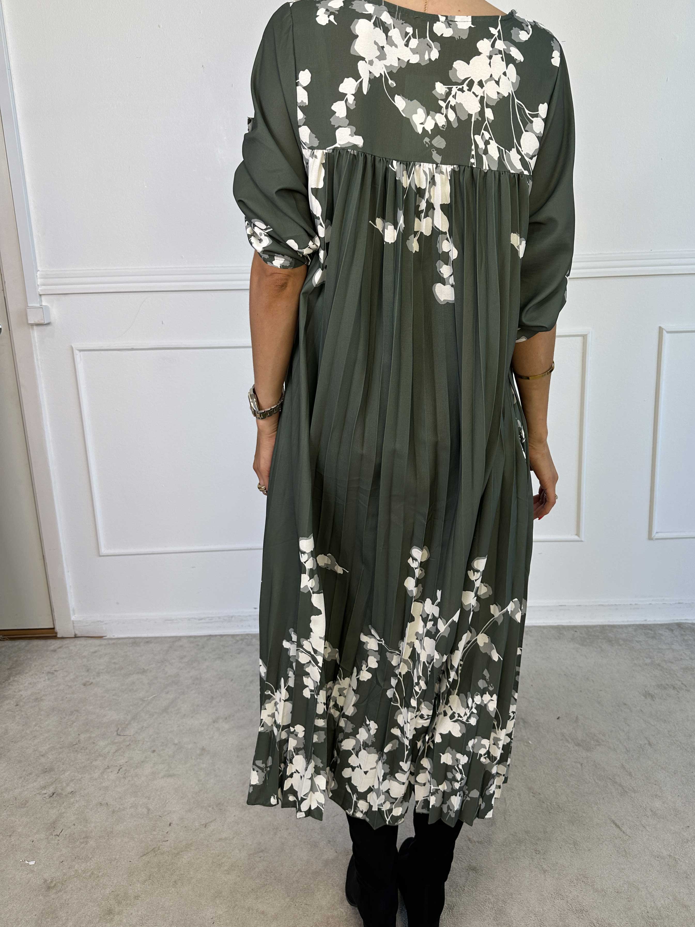 Nannie Blossom - Lång plisserad klänning med blommotiv