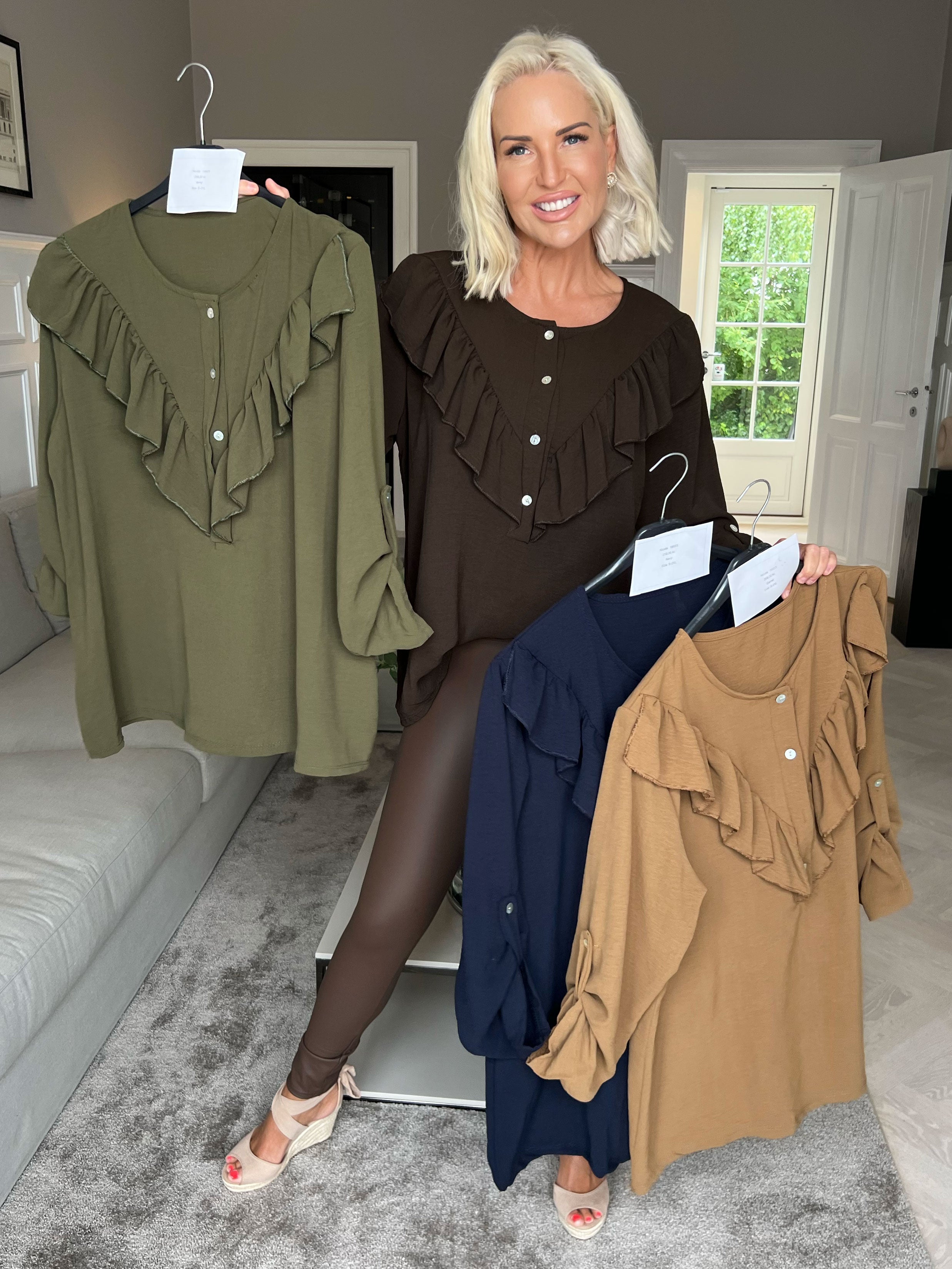 Nicola - Söt blus med volanger och knappar