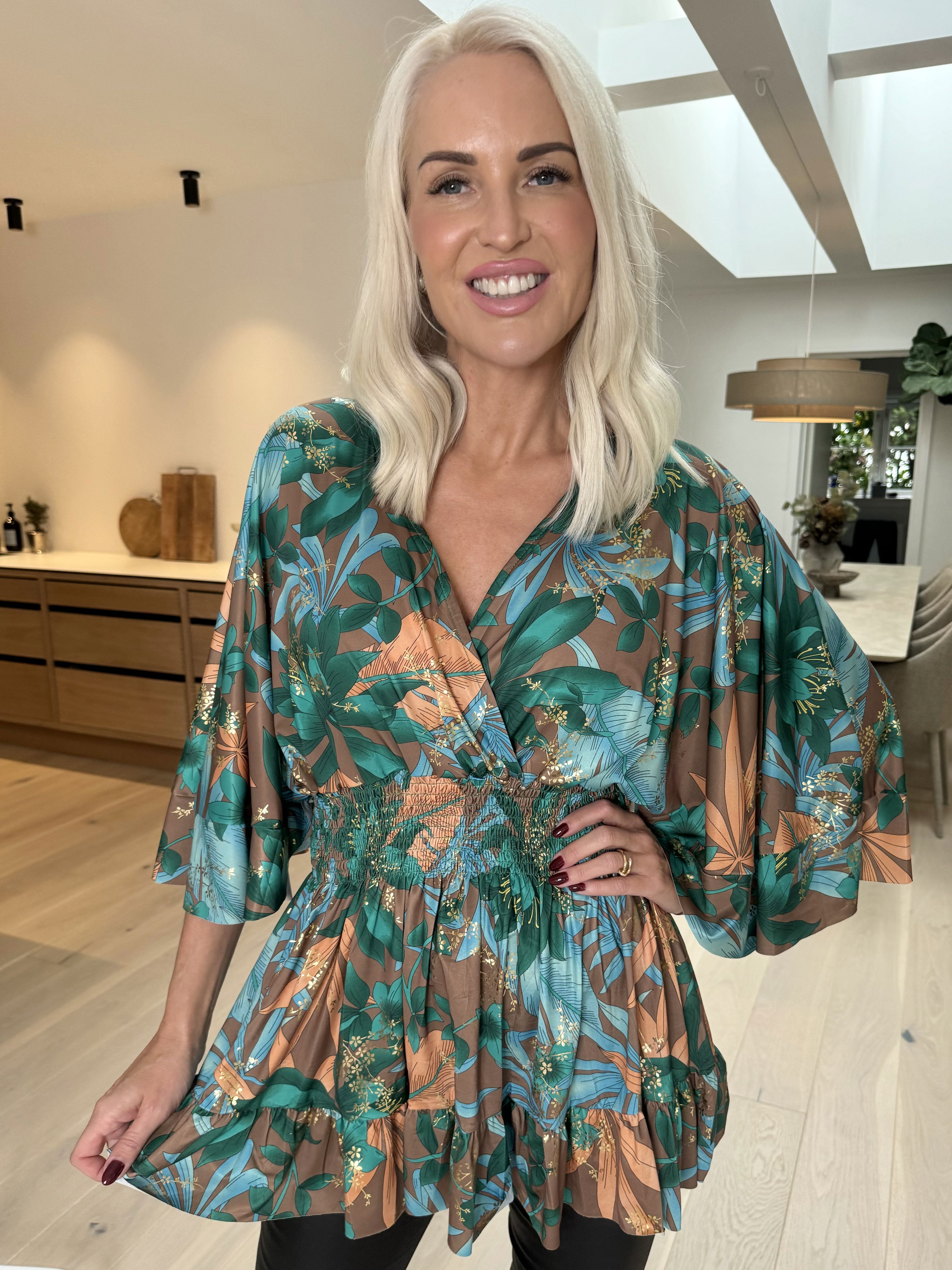 Pamela Gold Flower Shirt - Söt tunika med smock och volanger