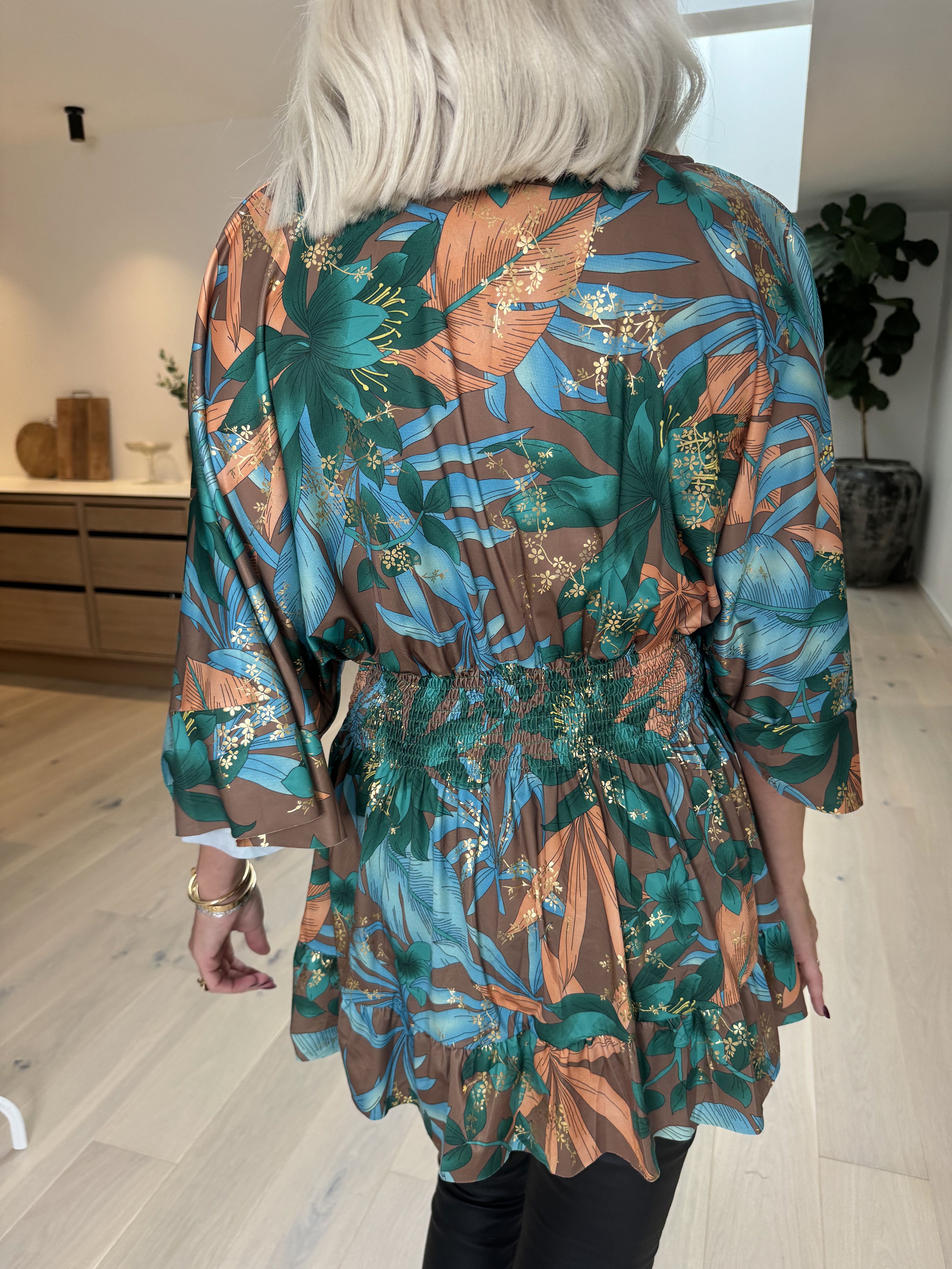 Pamela Gold Flower Shirt - Söt tunika med smock och volanger