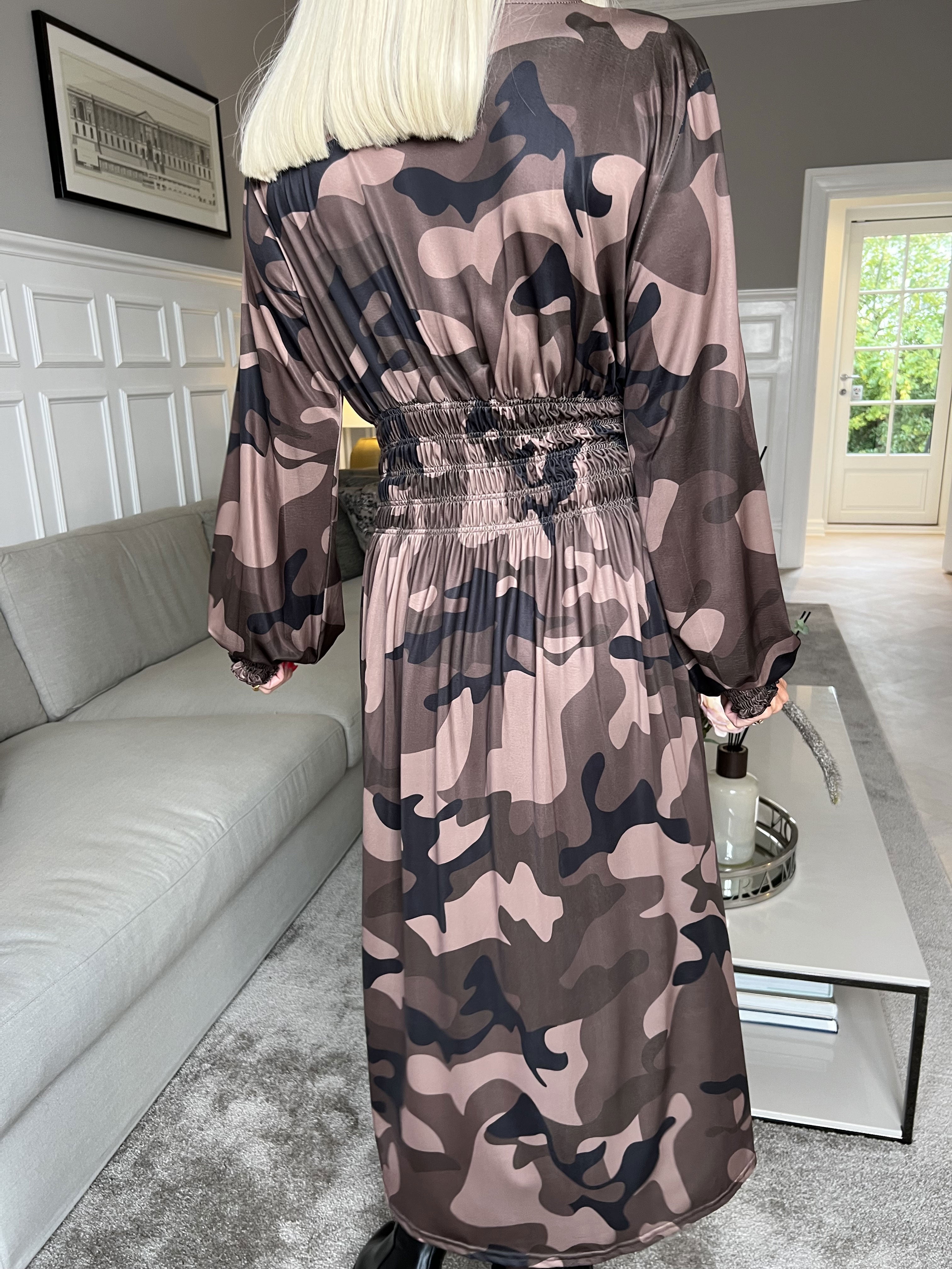 Pams Camo Midi L/S - Klänning med resår i kamouflagemönster