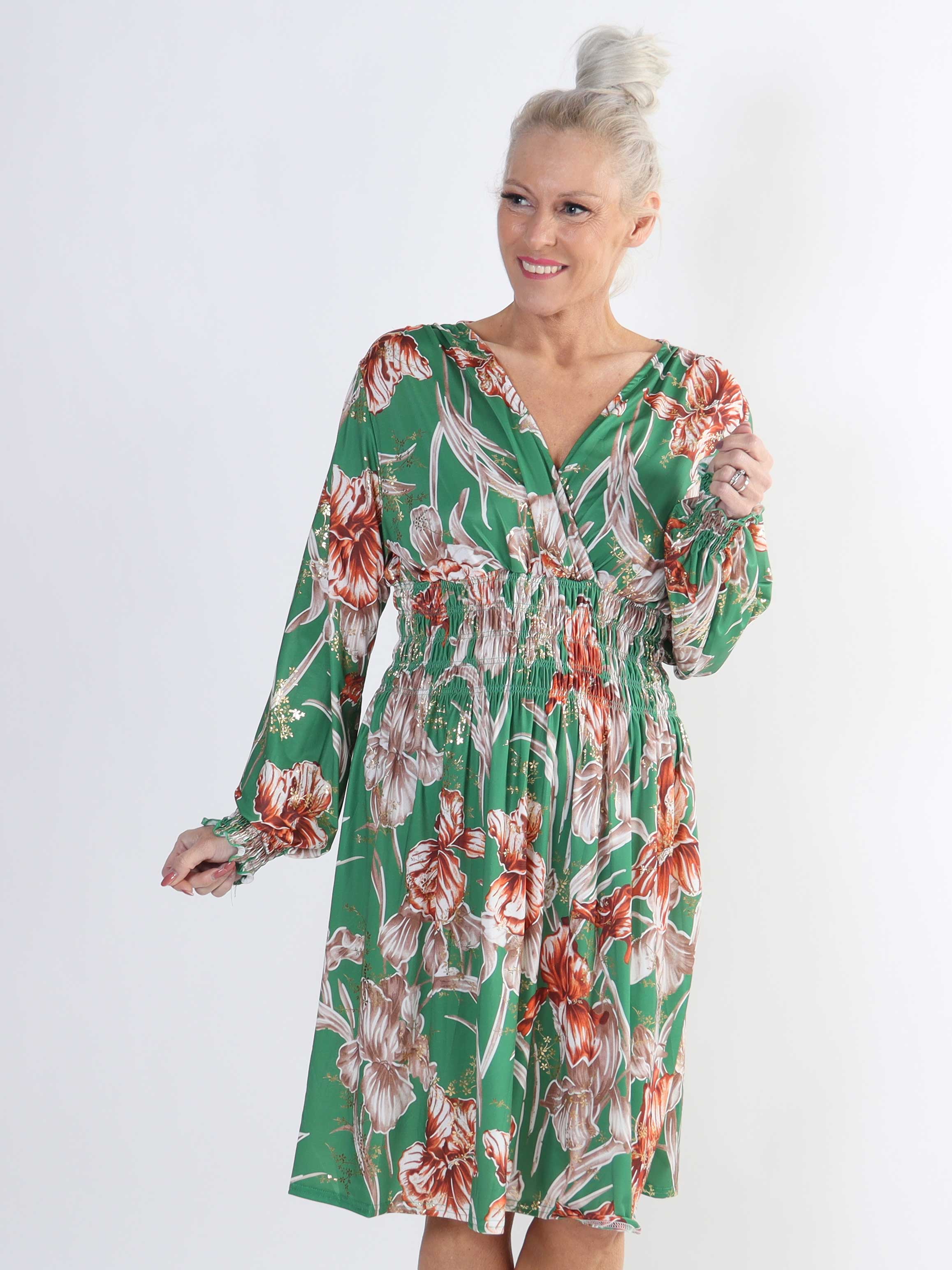 Pams Flower Short L/S - Elastisk mönstrad plus size-klänning i skrynkelfritt tyg - Black
