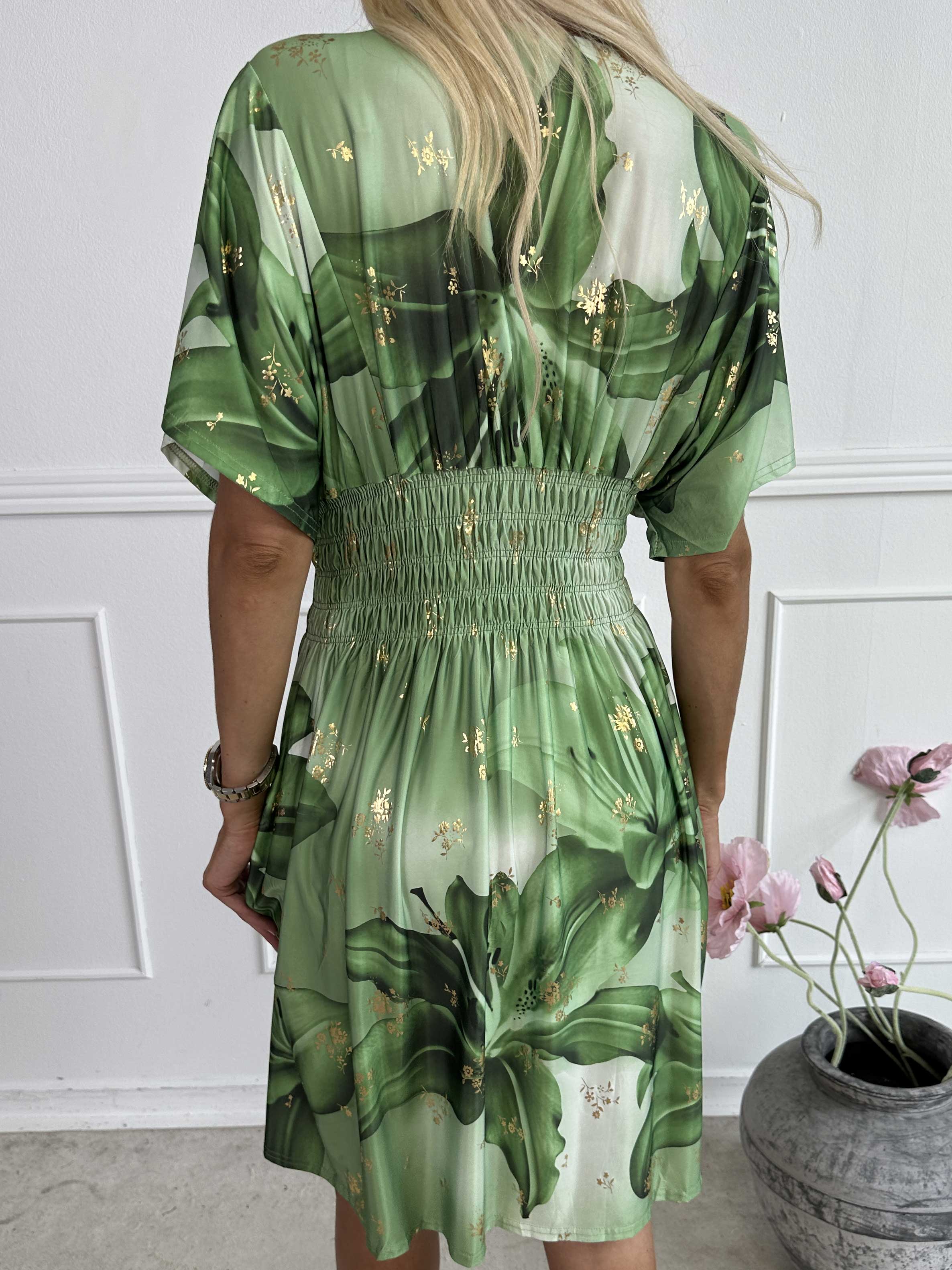Pams Big Lily Short - Kort elastisk klänning med stora liljor och gulddetaljer