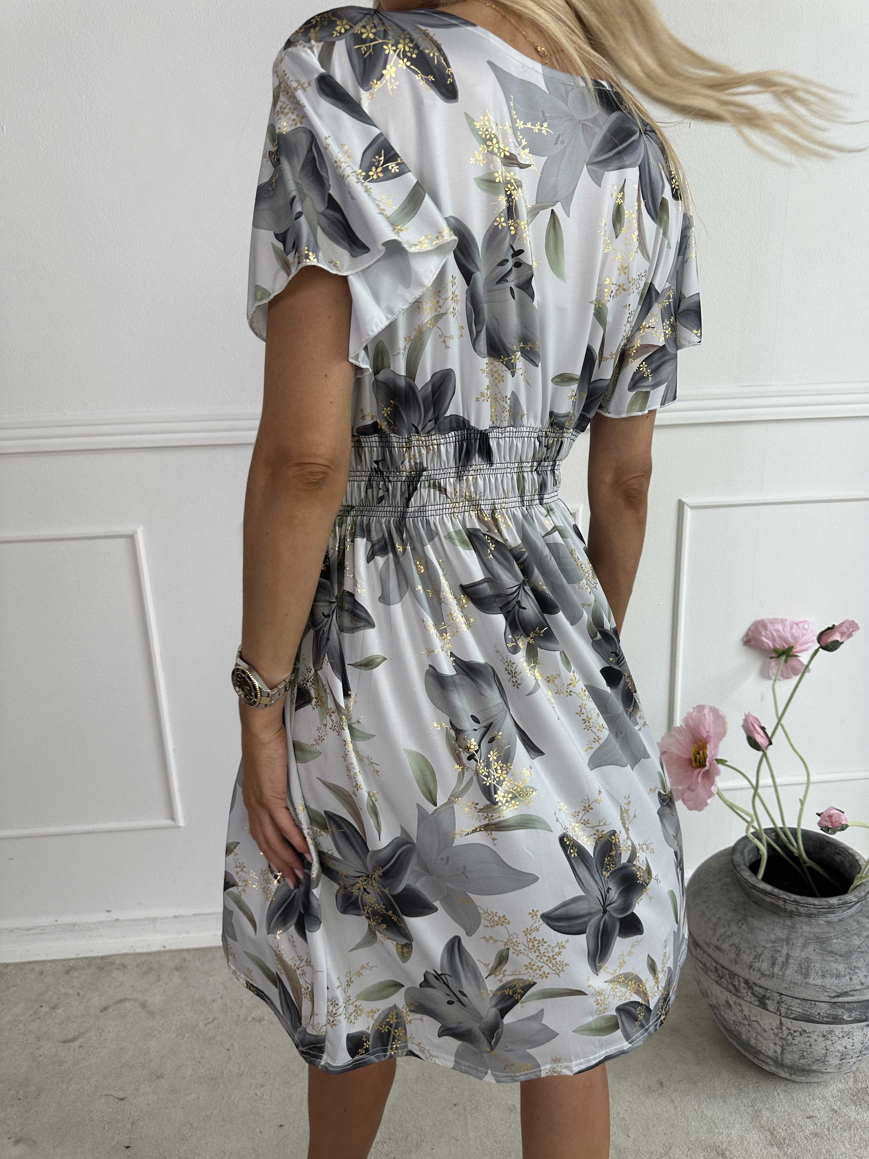Pams Lilies Short - Kort elastisk klänning med liljemönster och gulddetaljer