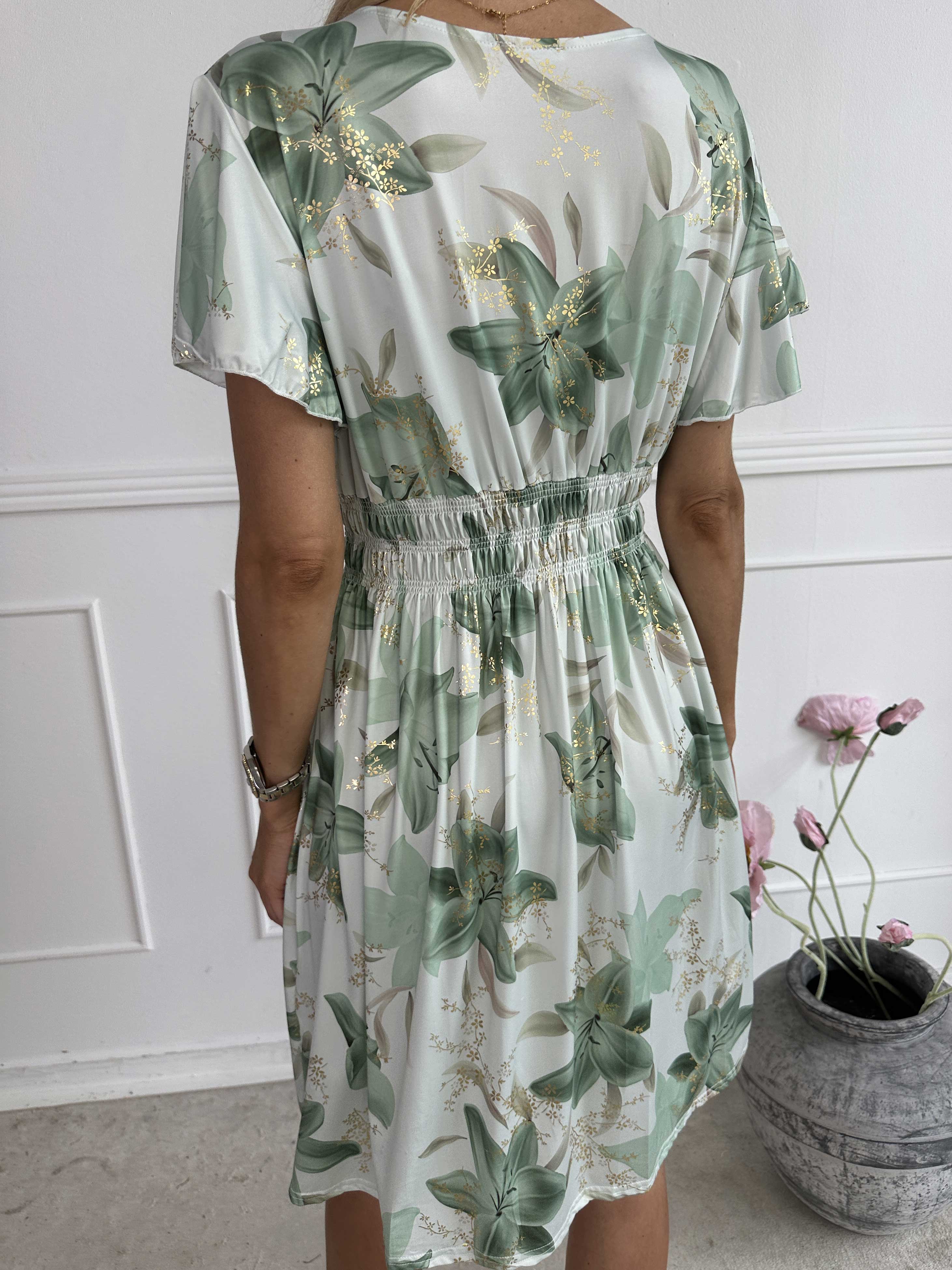 Pams Lilies Short - Kort elastisk klänning med liljemönster och gulddetaljer