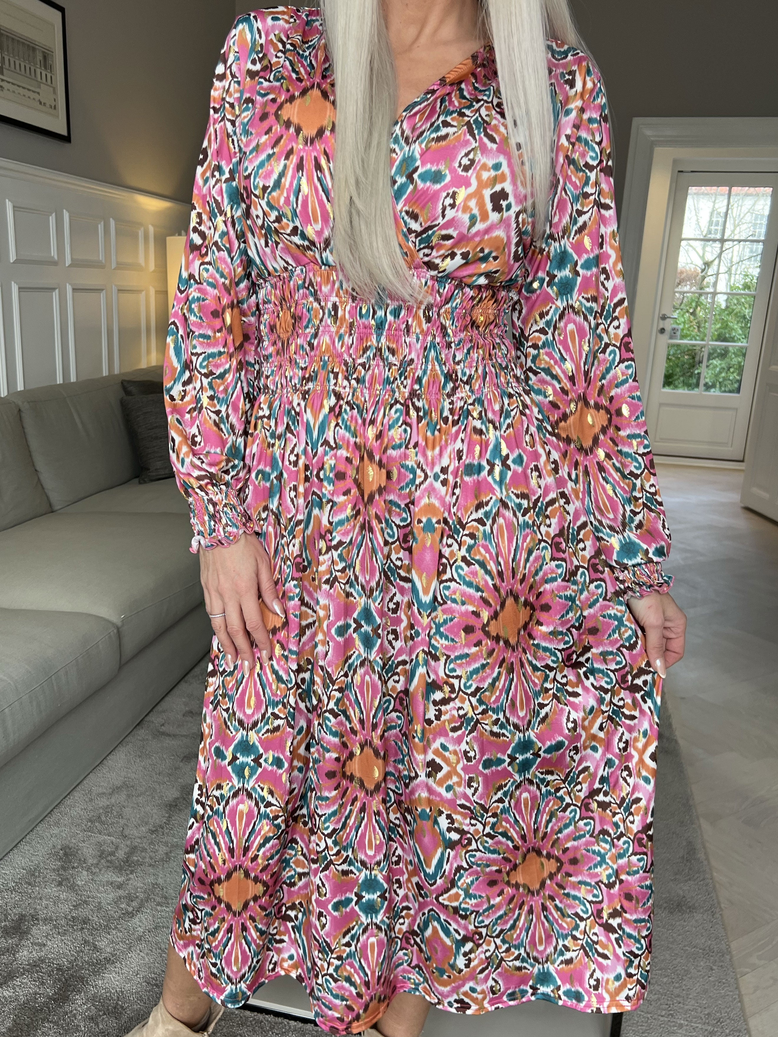 Pams Peacock Midi L/S - Mönstrad klänning med resår i skrynkelfritt tyg