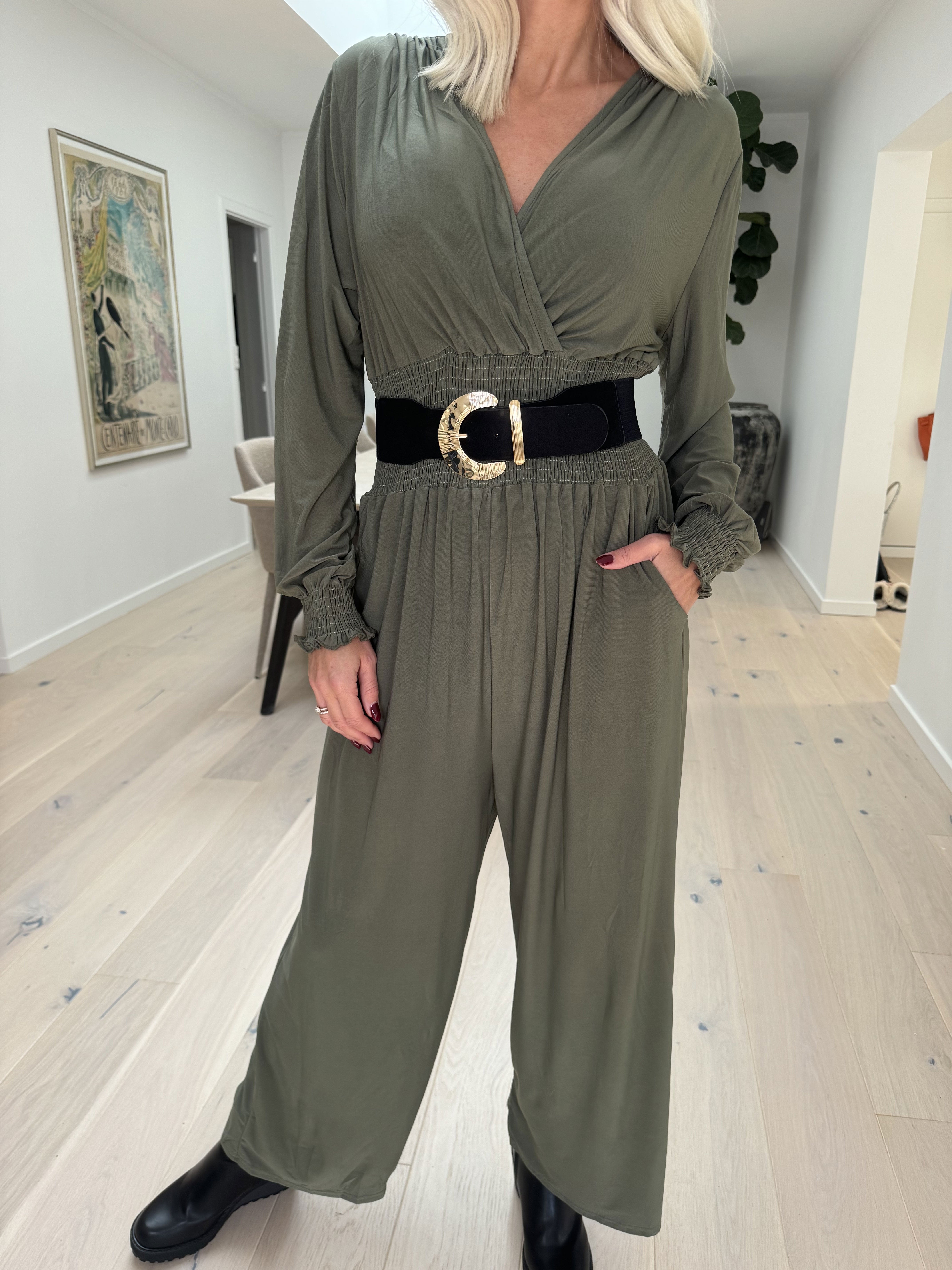 Pams Plain Jumpsuit L/S - En enfärgad jumpsuit med resår