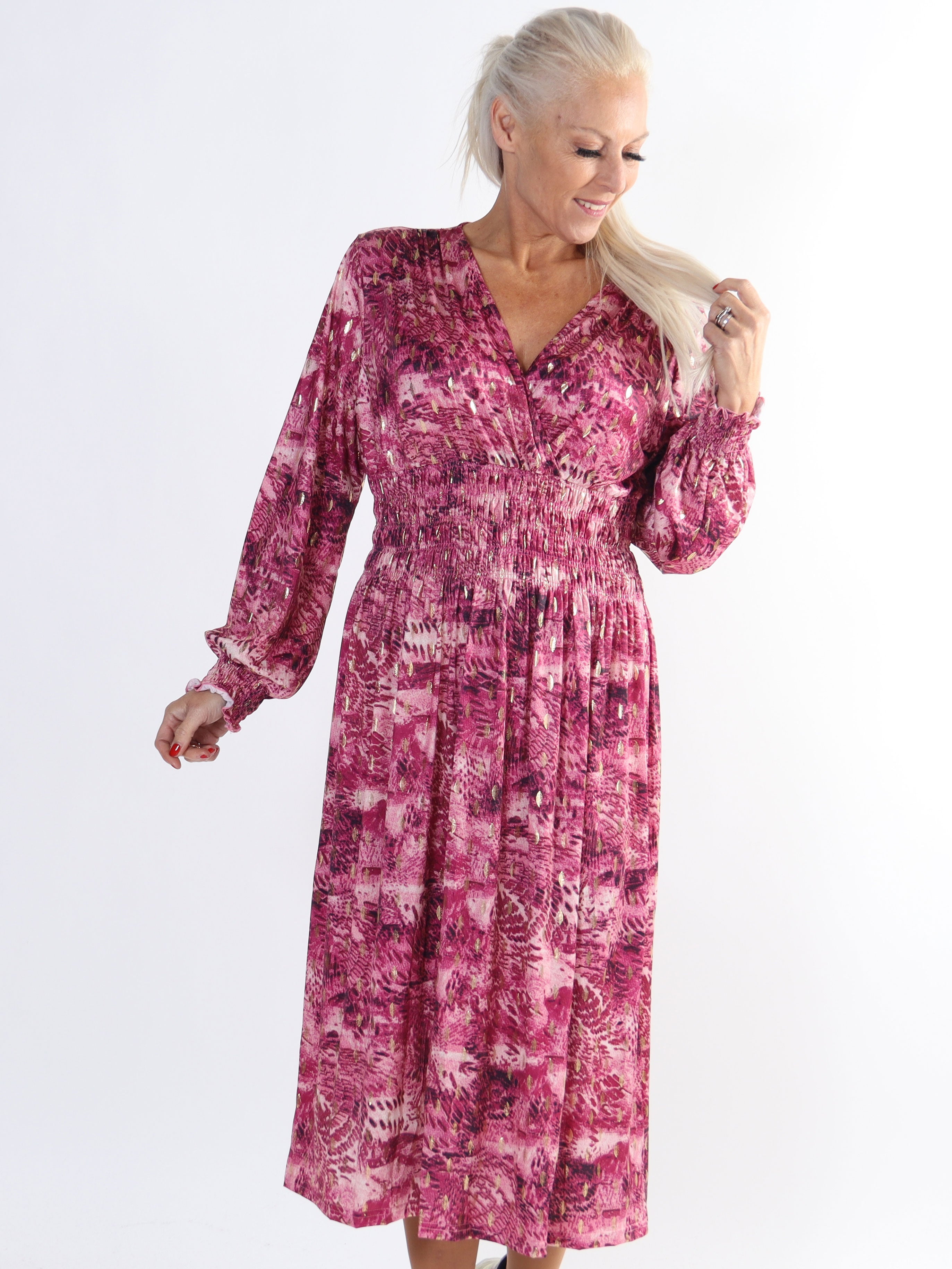 Pams Snake Midi L/S - Plus size-klänning i skrynkelfritt tyg med lång ärm
