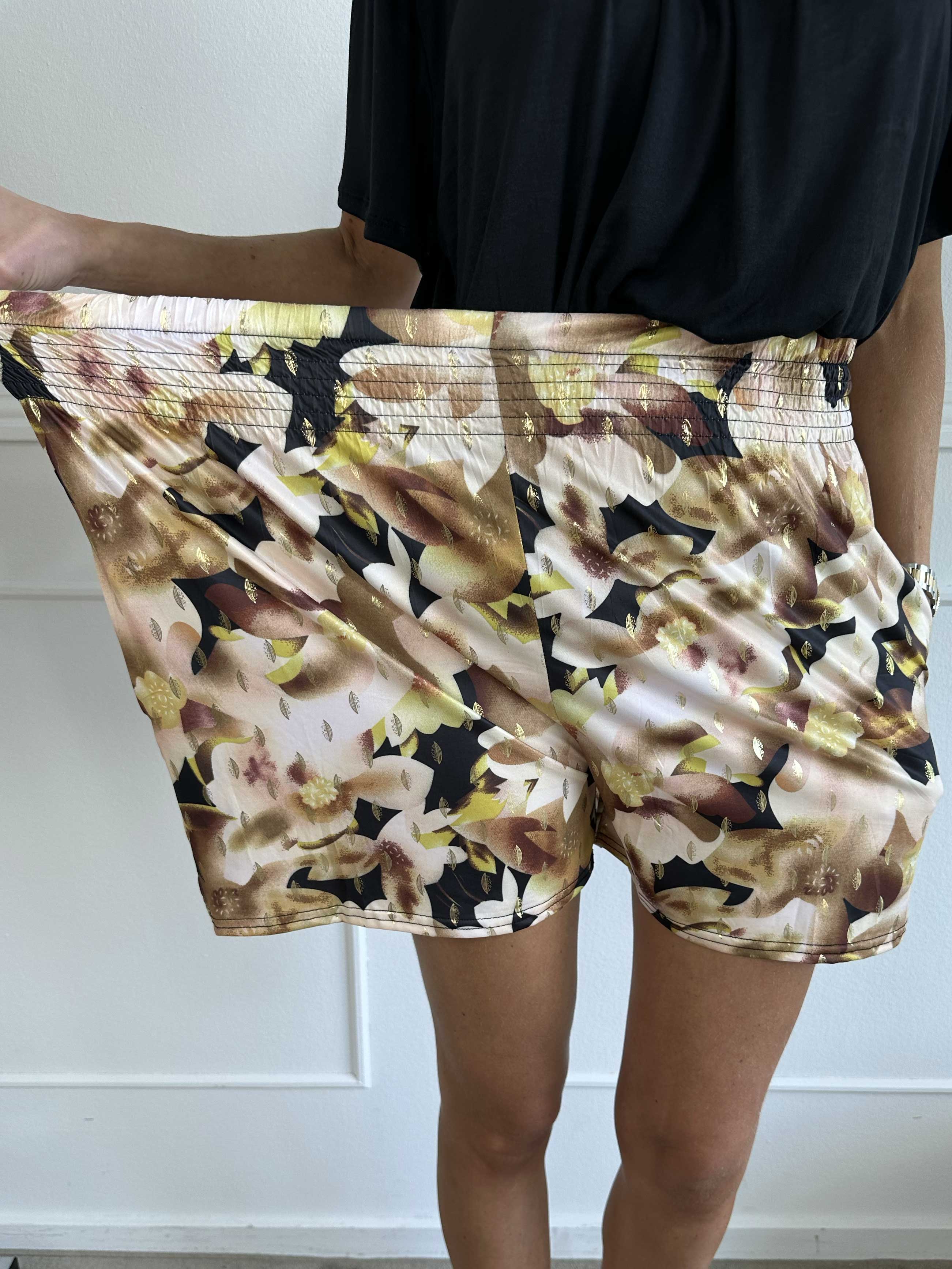 Pams Sweet Flower Shorts - Shorts i stretchigt tyg med resår i nederkanten