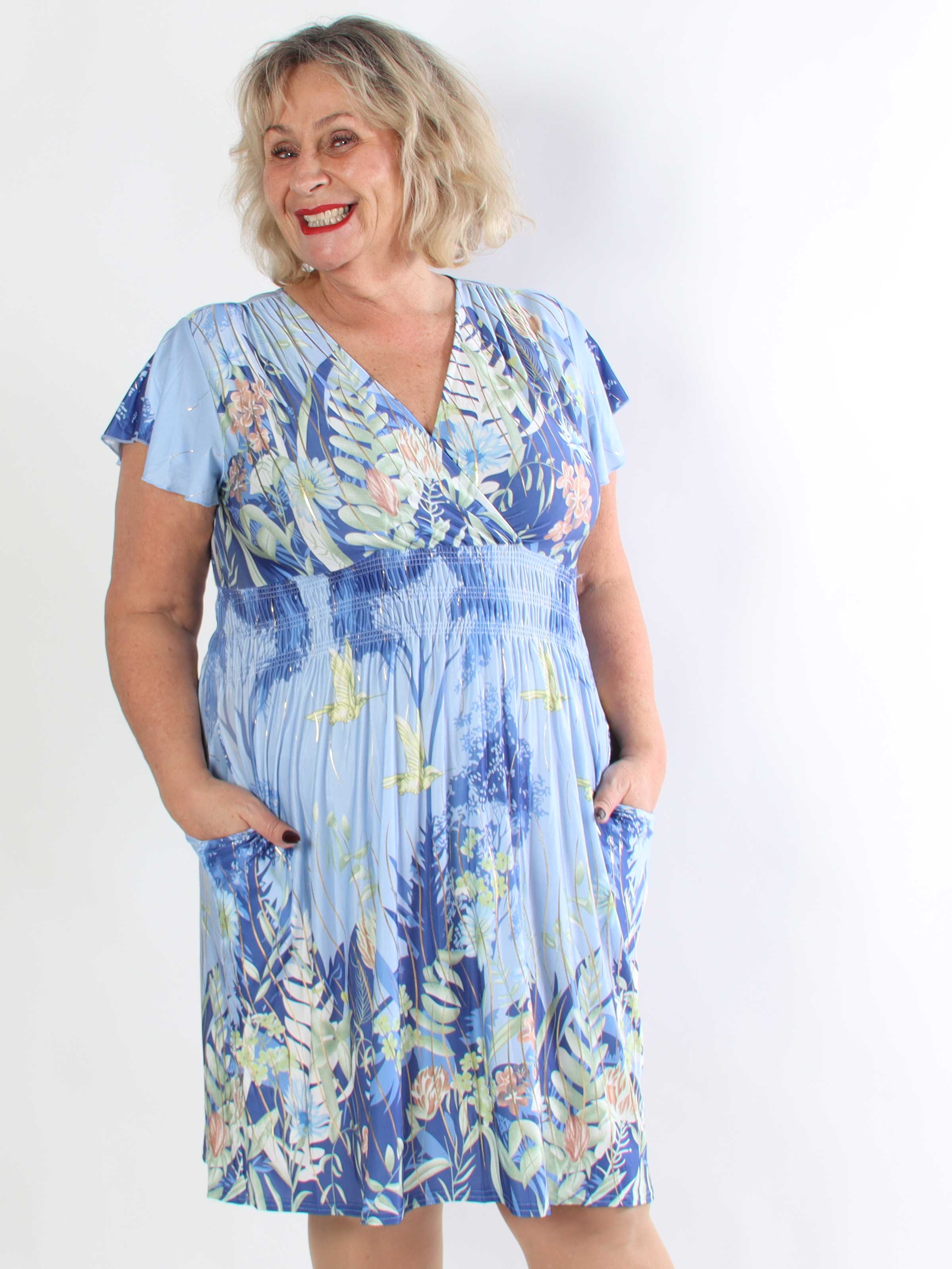 Pams Hummingbird Short - Kort plus size kjole med fuglemotiver og guld detaljer