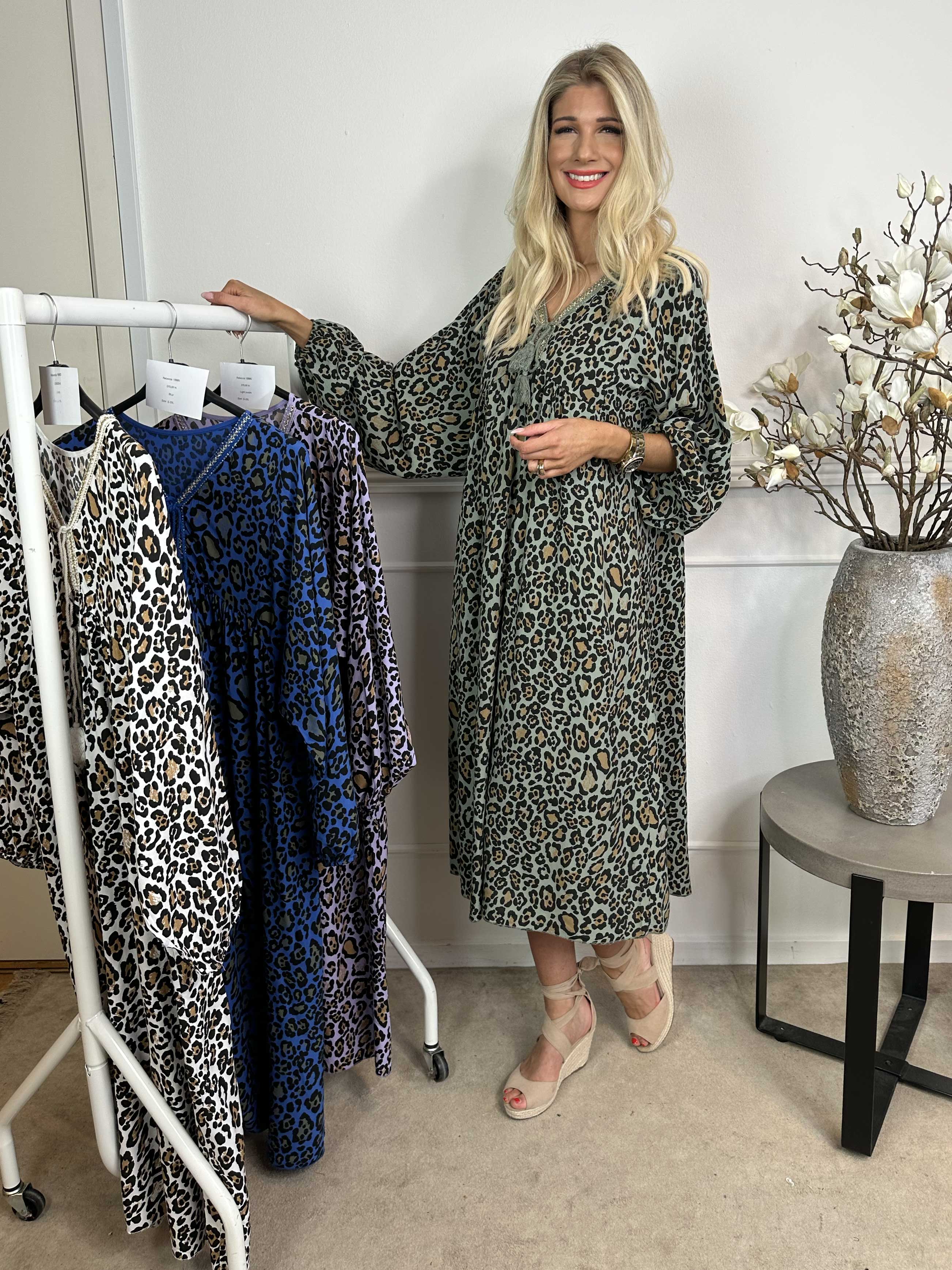 Rebecca - Lång tunikaklänning i leopardmönster