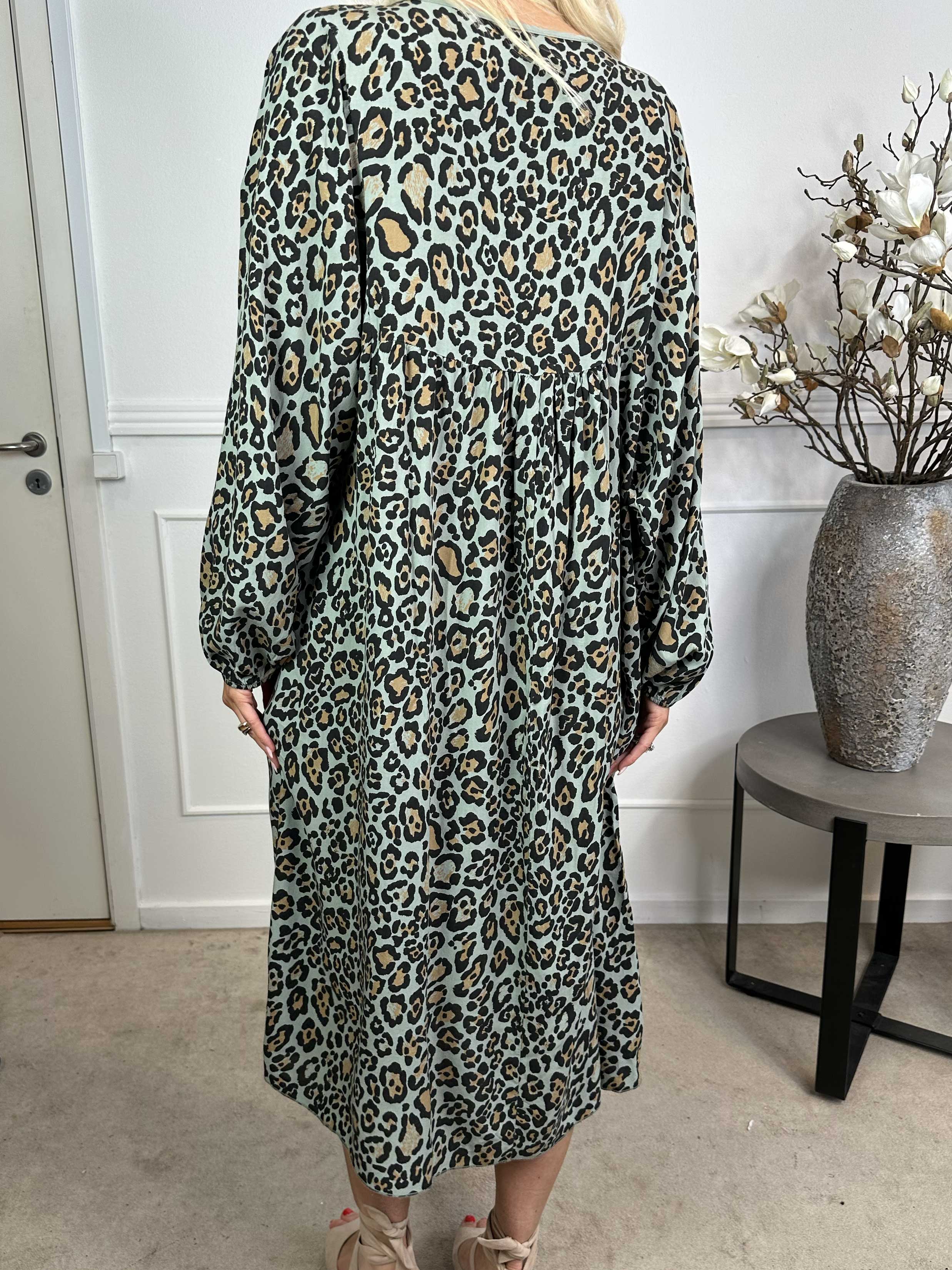 Rebecca - Lång tunikaklänning i leopardmönster