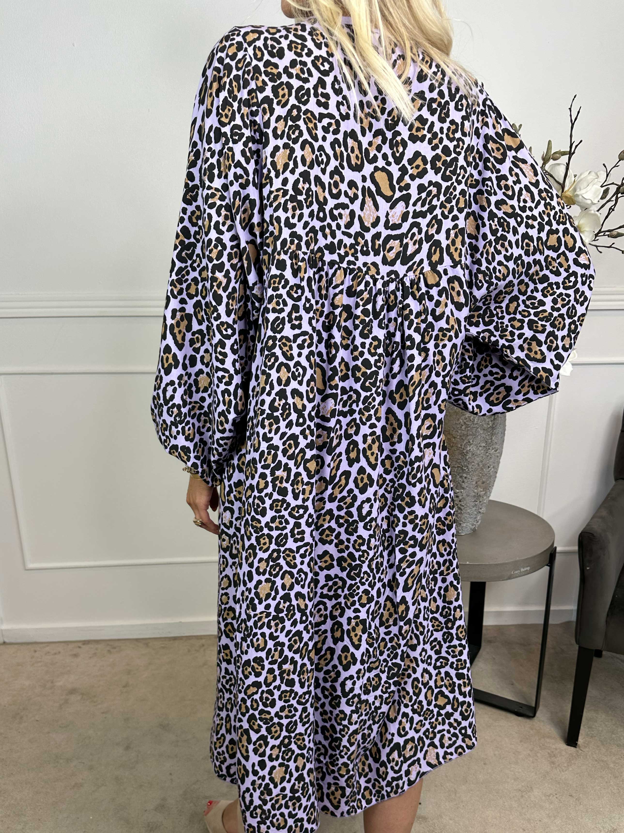 Rebecca - Lång tunikaklänning i leopardmönster