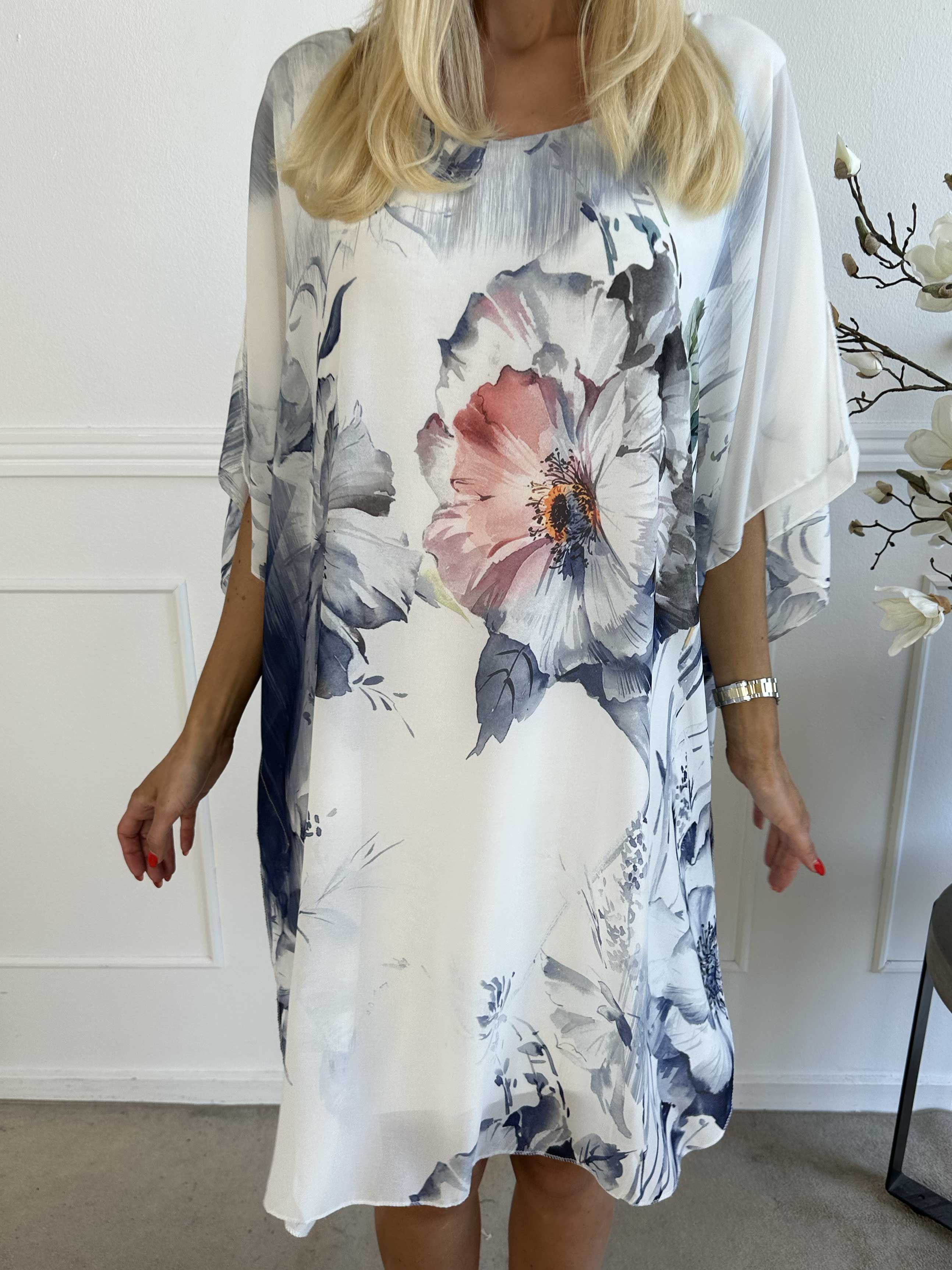 Senja - Chiffongklänning med blommor och underkjol i viskos
