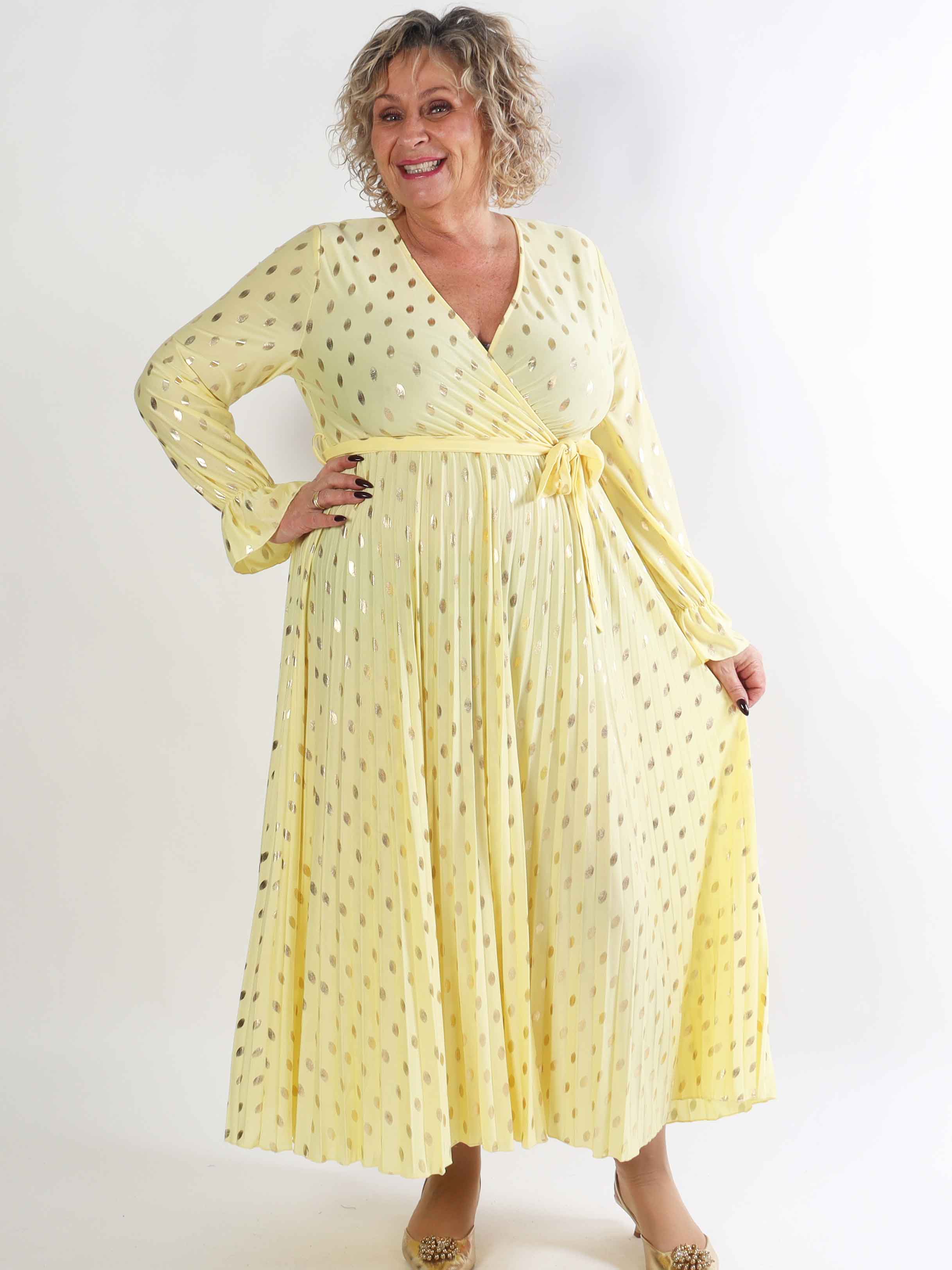 Silvija Dot - Lang plus size kjole med guld dutter og plisseret skørt