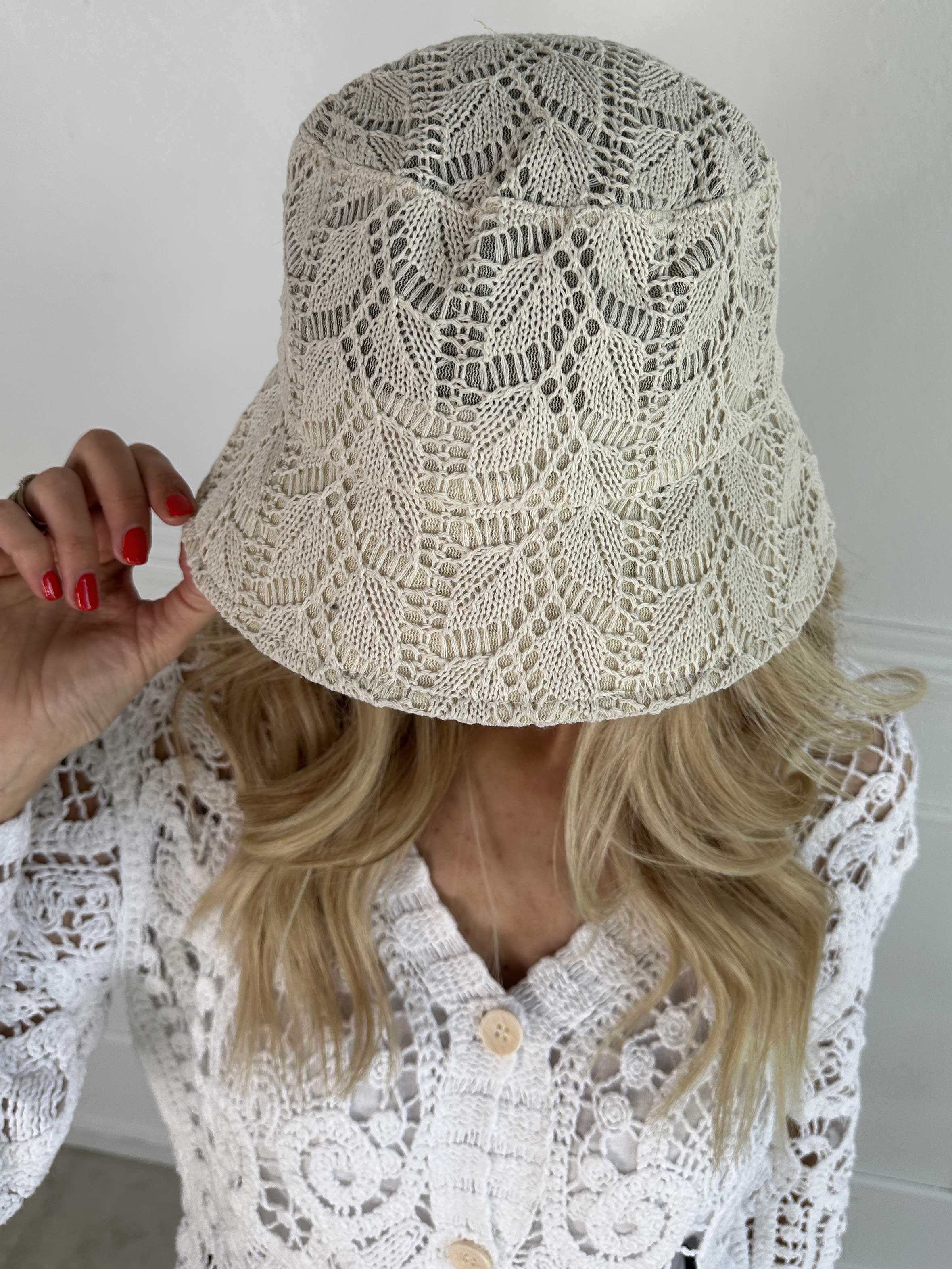 Ulrikke - Söt bullyhatt i broderad look