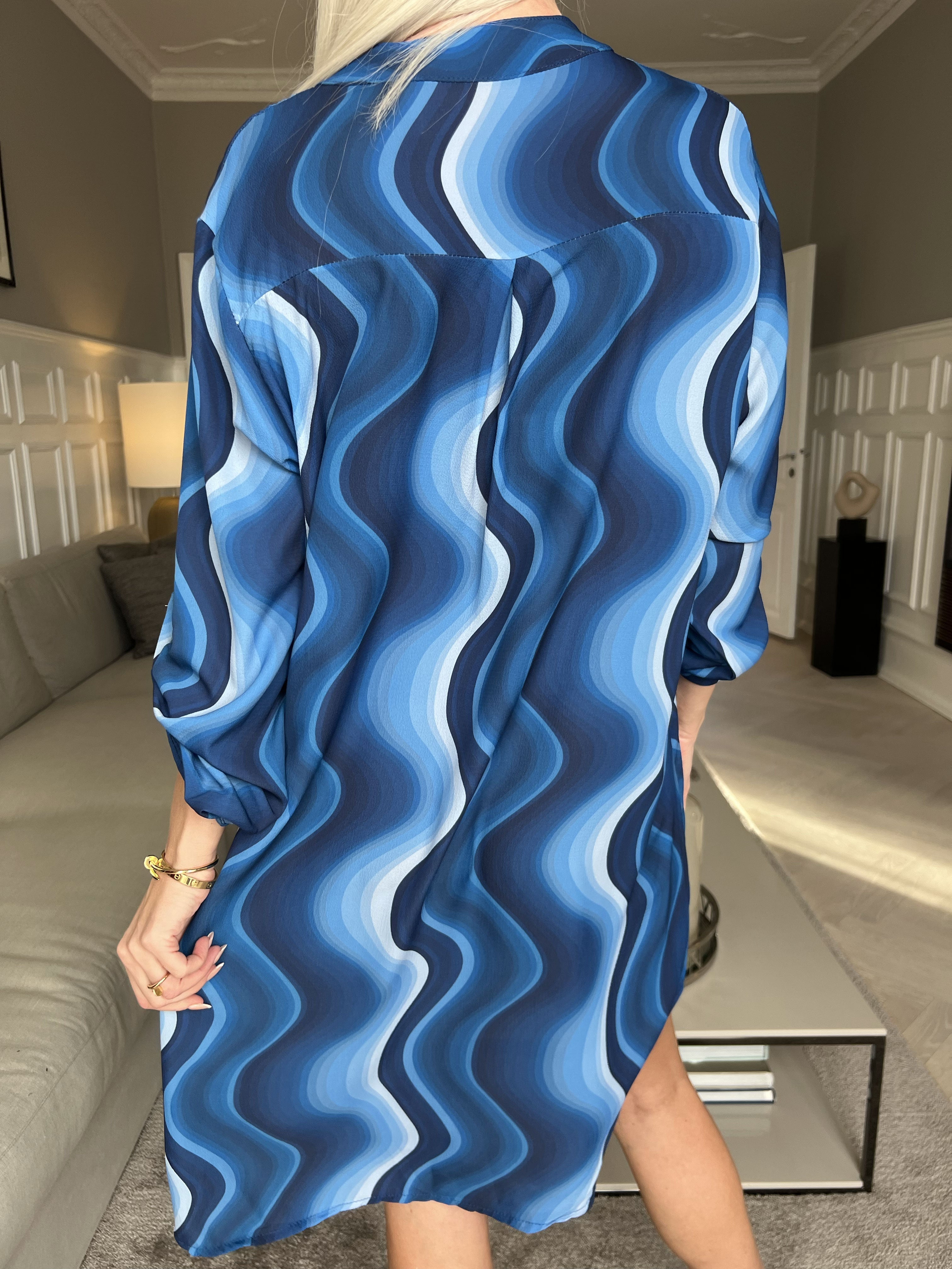 Vanesa Dress Wave - Lätt och luftig mönstrad klänning - Black