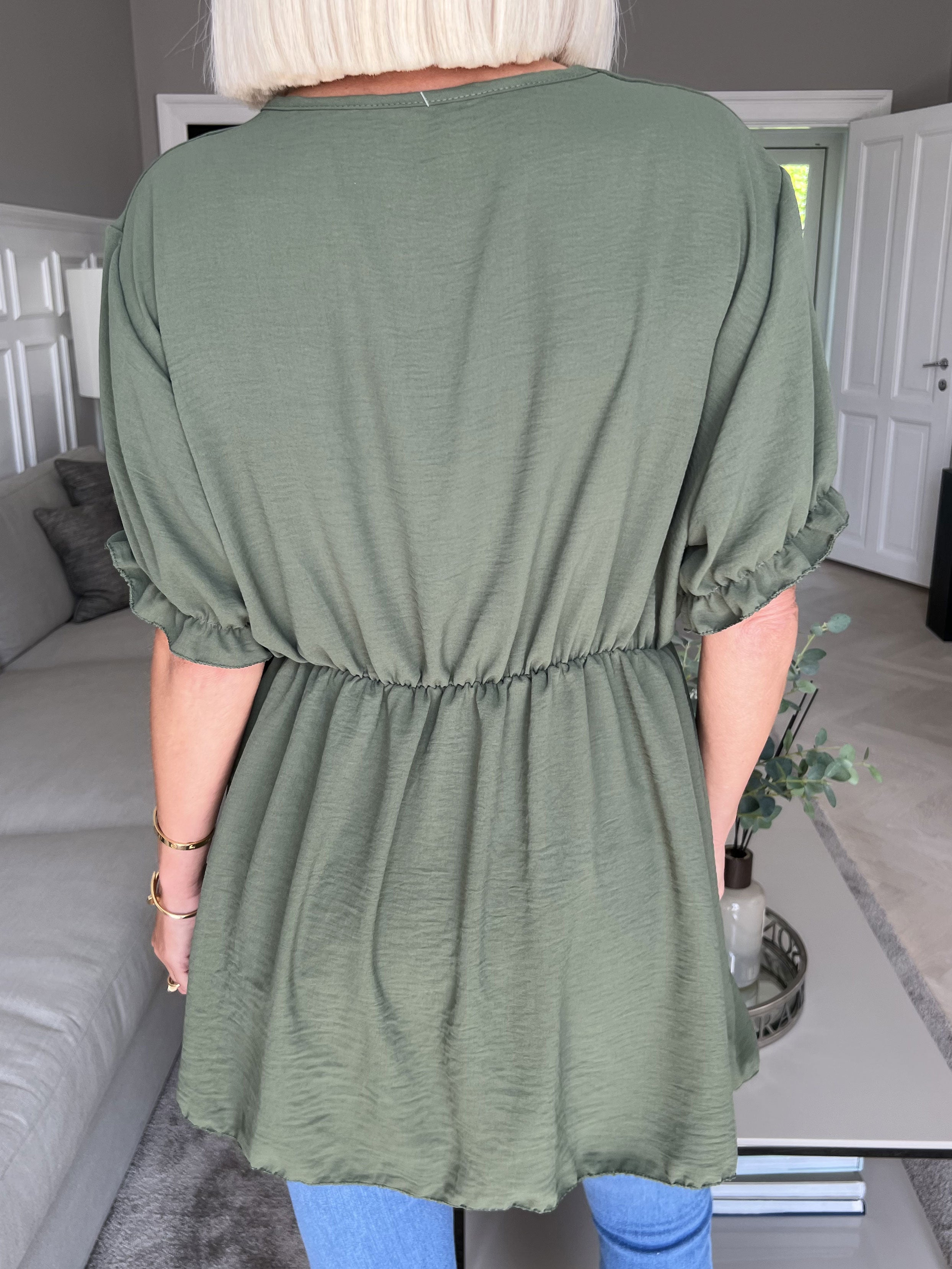 Yda Plain Short Sleeve - Söt blus med resår i midjan