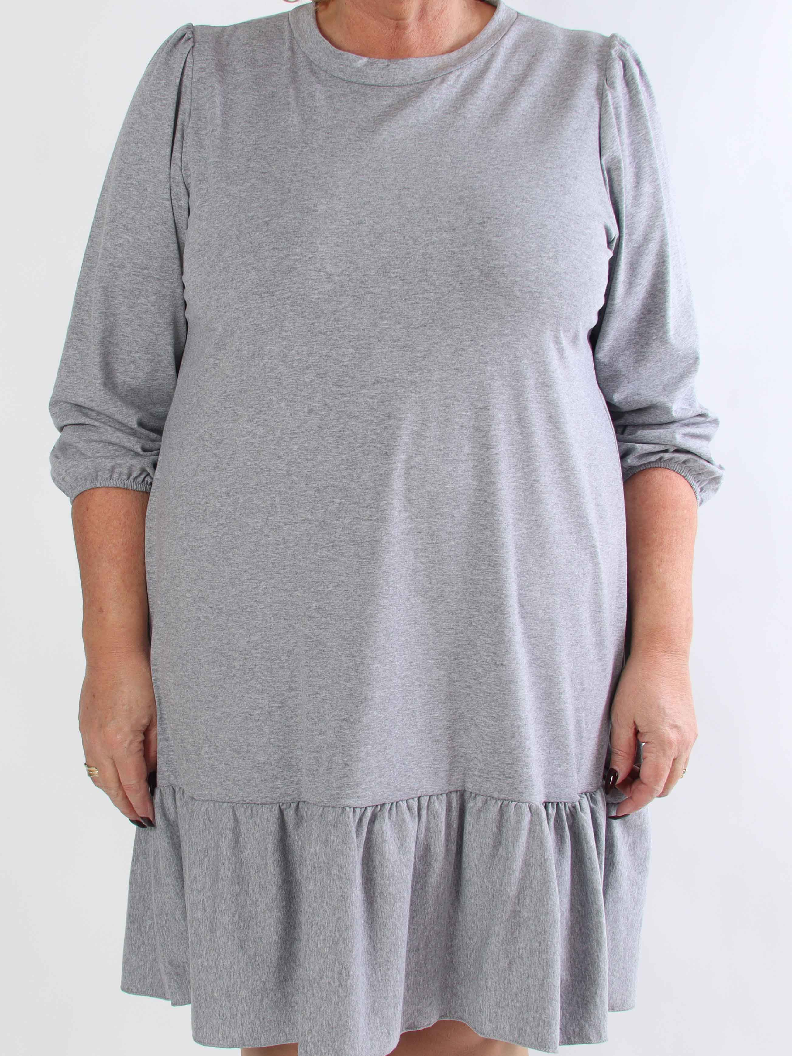 Zafira - Plus size joggingkjole i bomuld med sød flæsekant