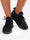 Sindy - Svarta sneakers med snören och svart sula