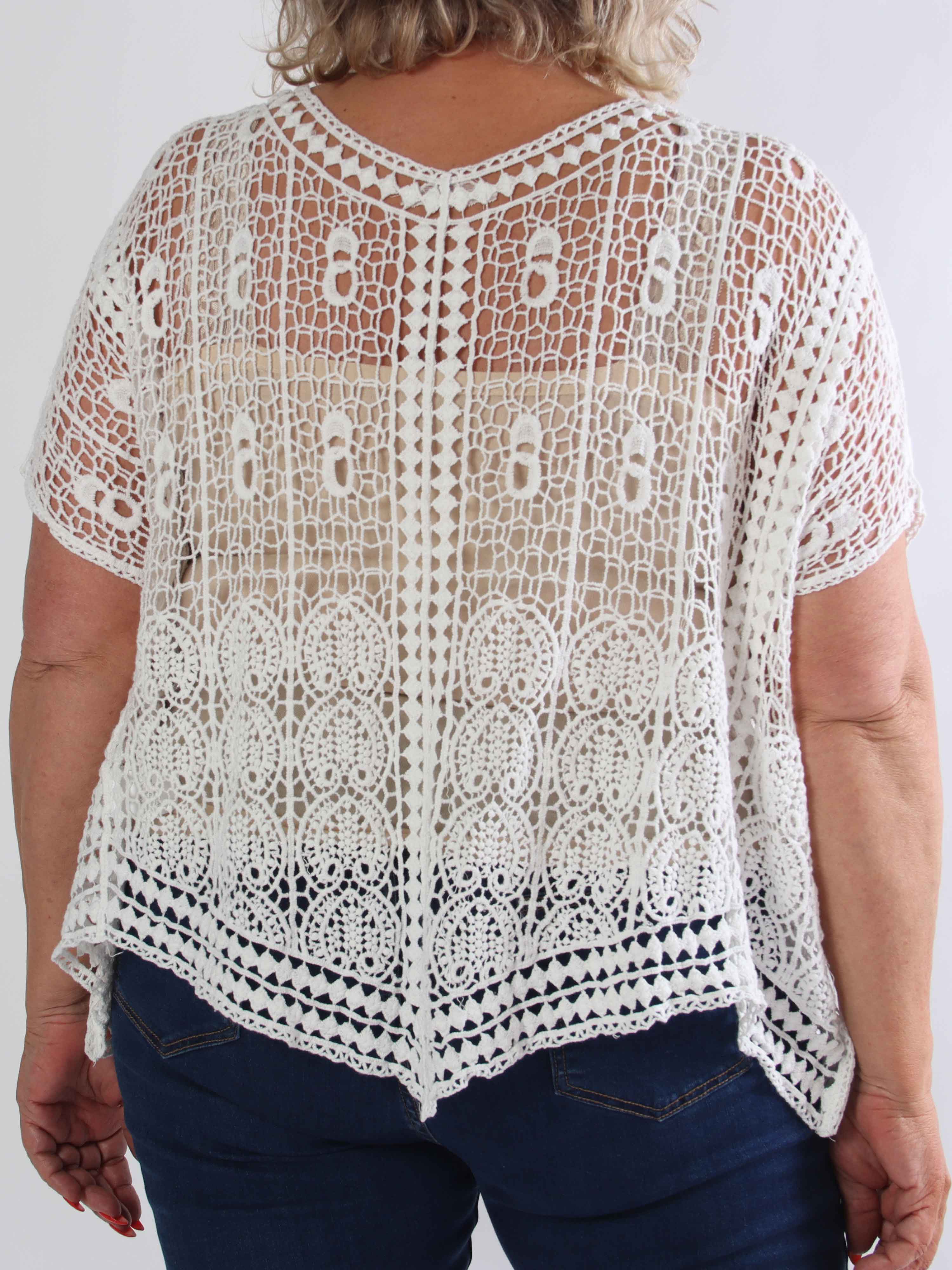 Aarohi - Lätt virkad plus size tunika med ett elegant spetsmönster som ger en feminin och luftig look
