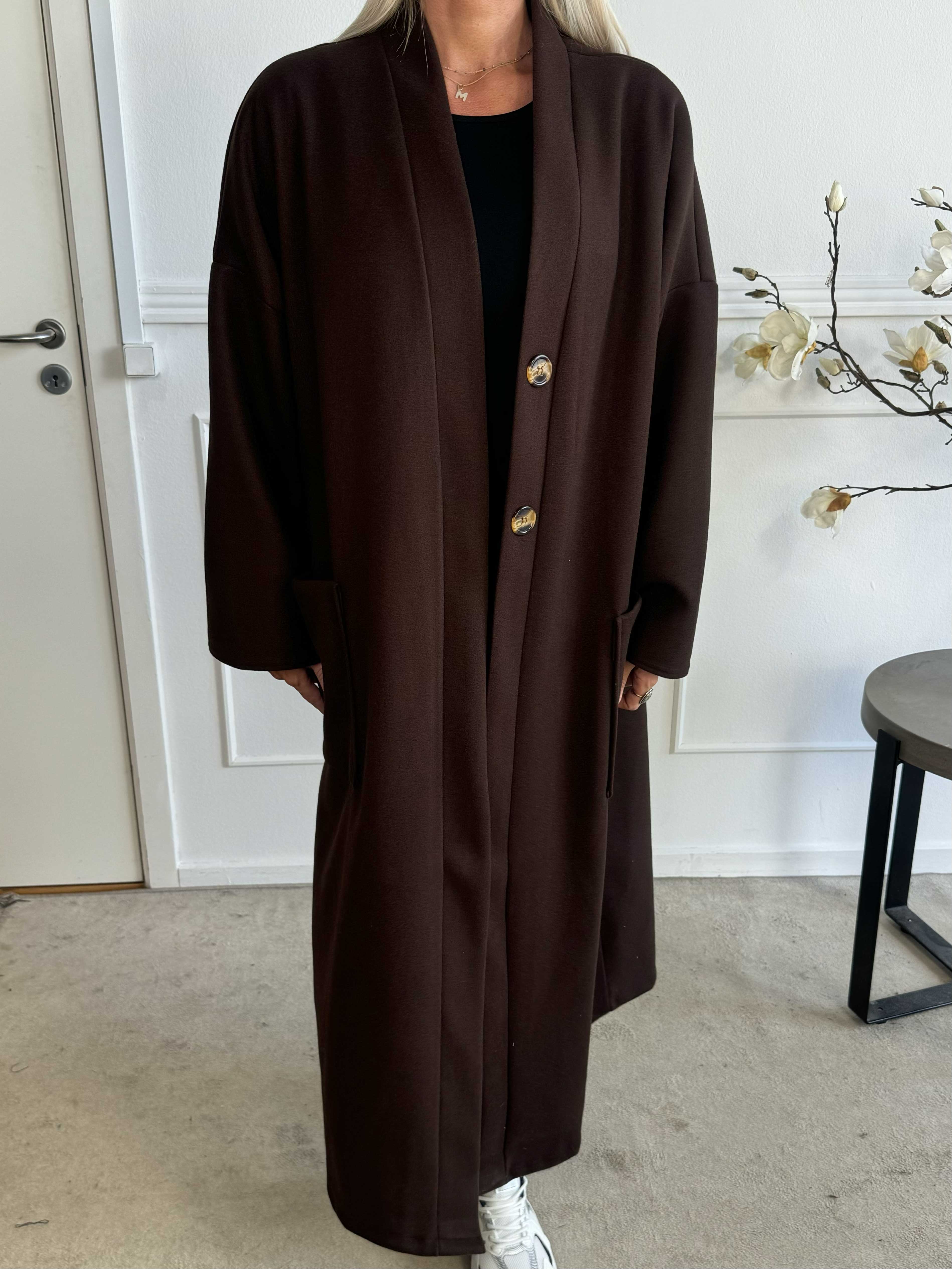 Abbelin - Lång oversized kappa med dekorativa knappar