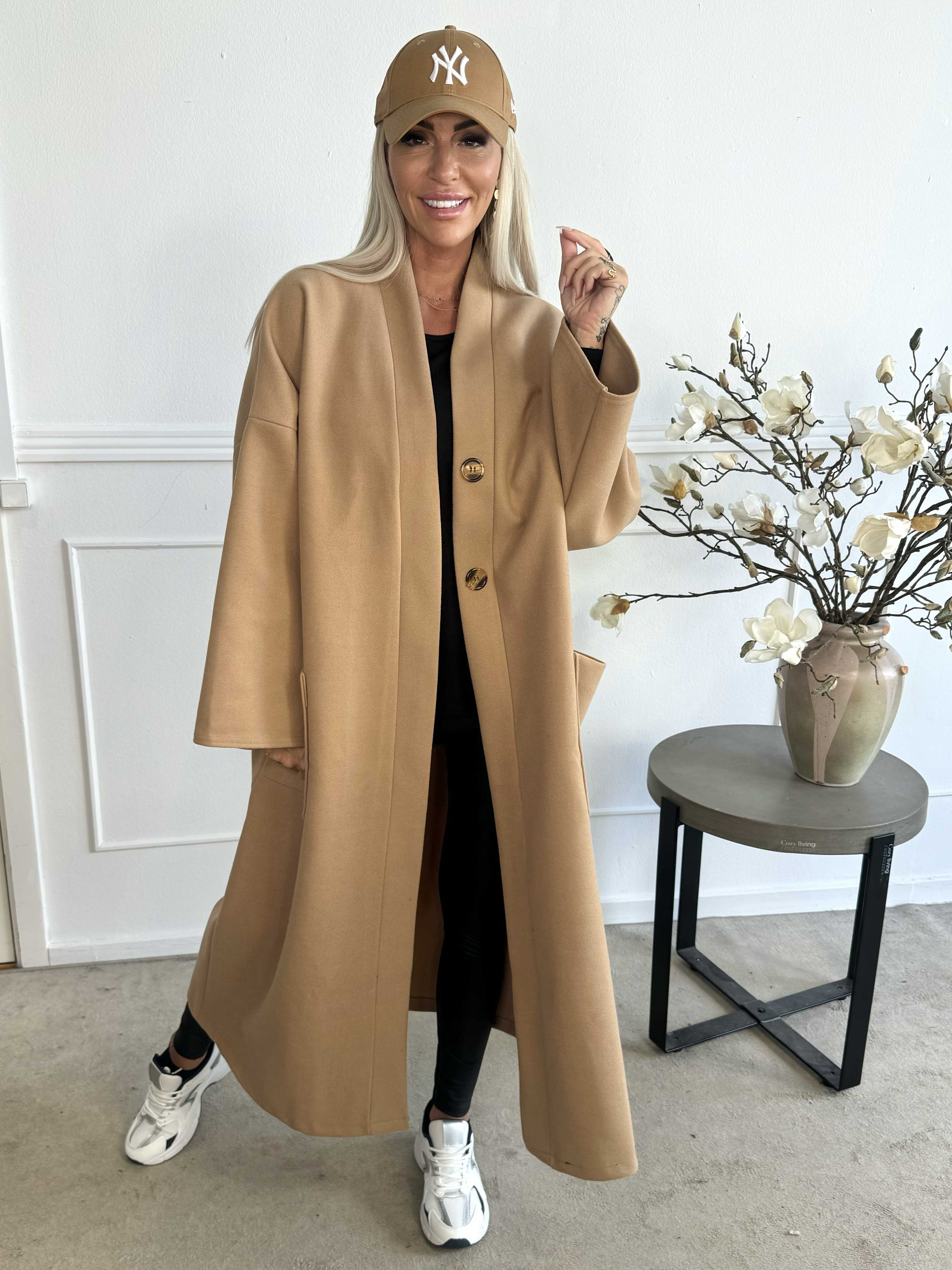 Abbelin - Lång oversized kappa med dekorativa knappar