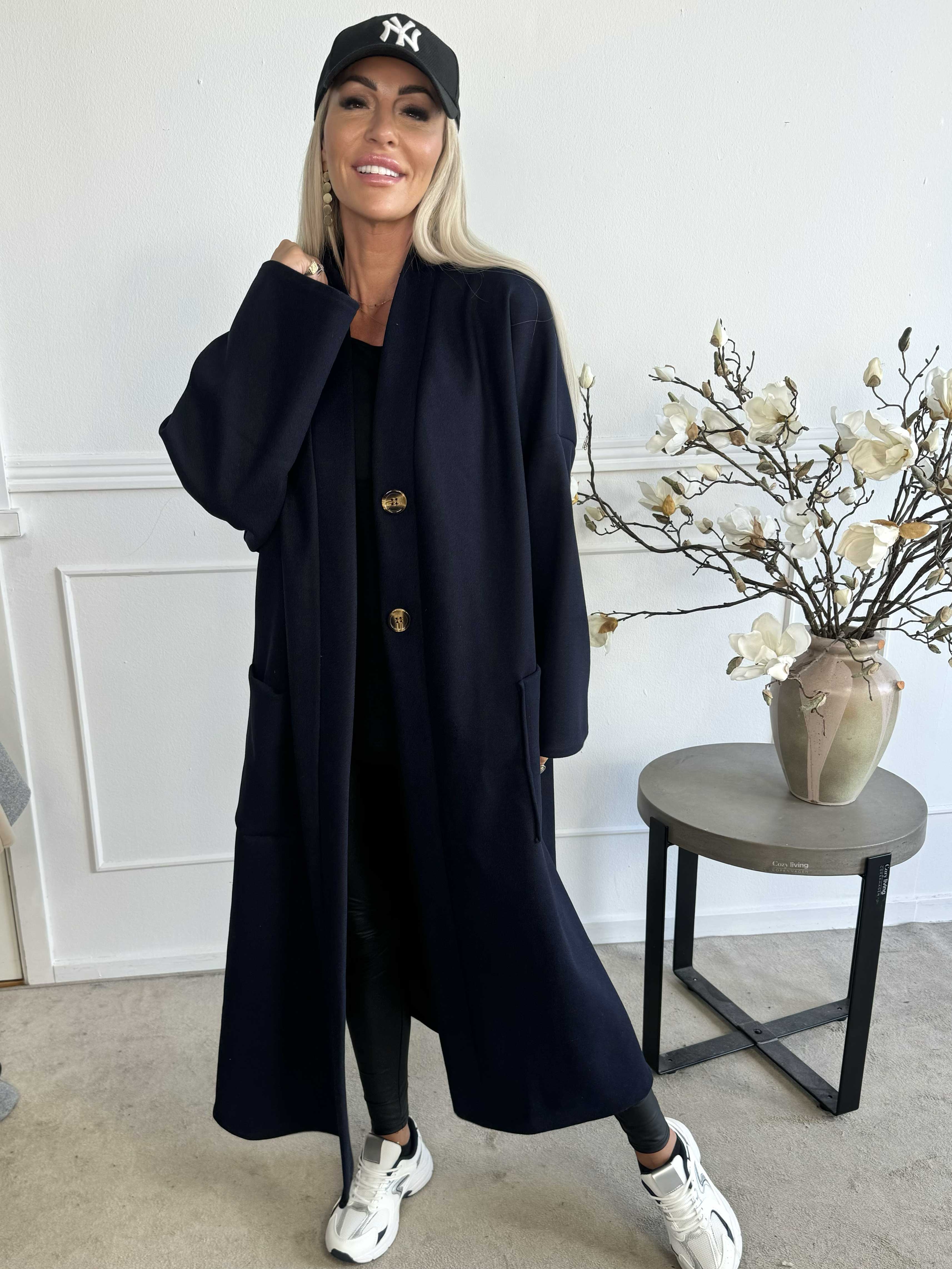 Abbelin - Lång oversized kappa med dekorativa knappar