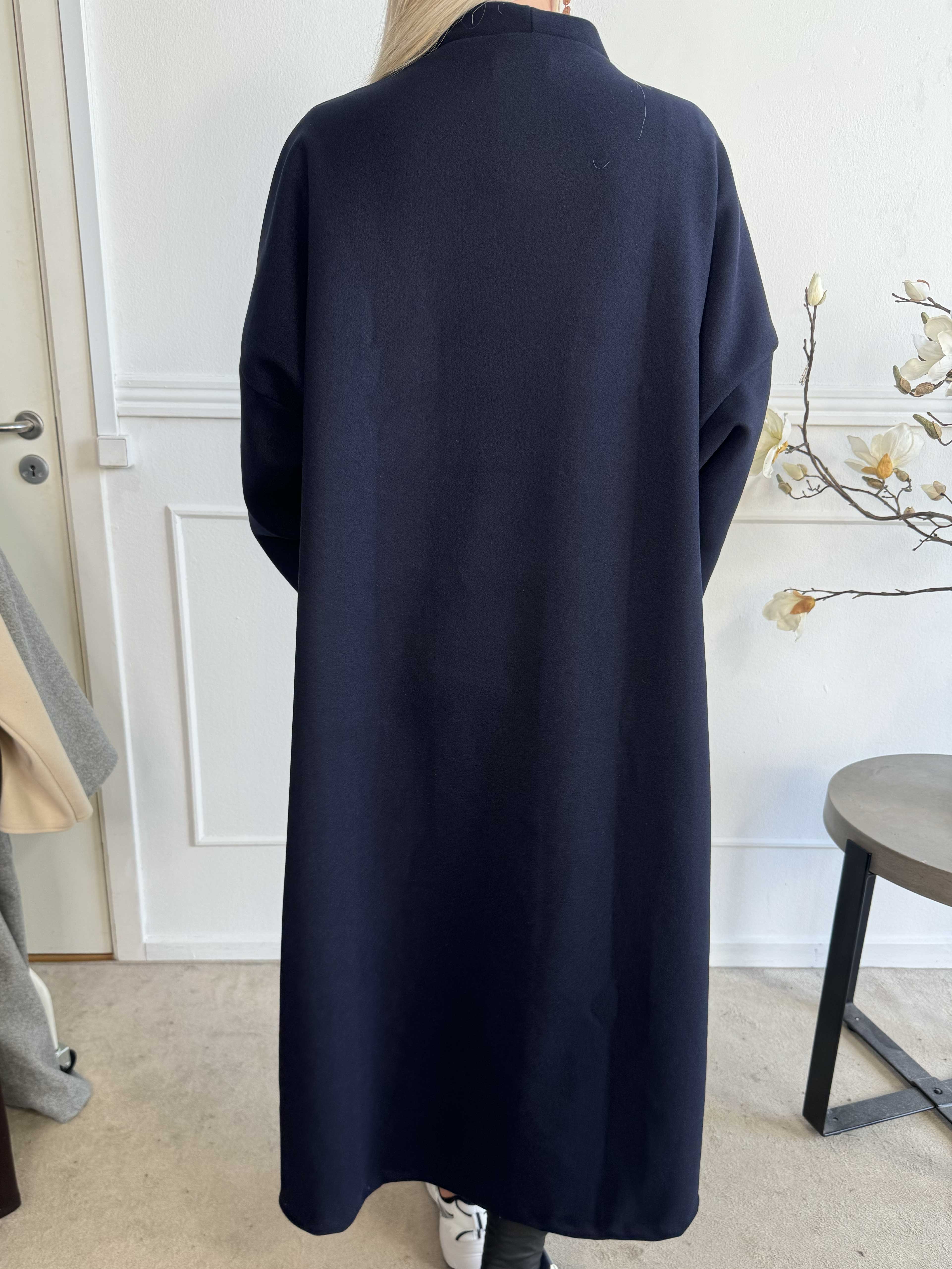 Abbelin - Lång oversized kappa med dekorativa knappar