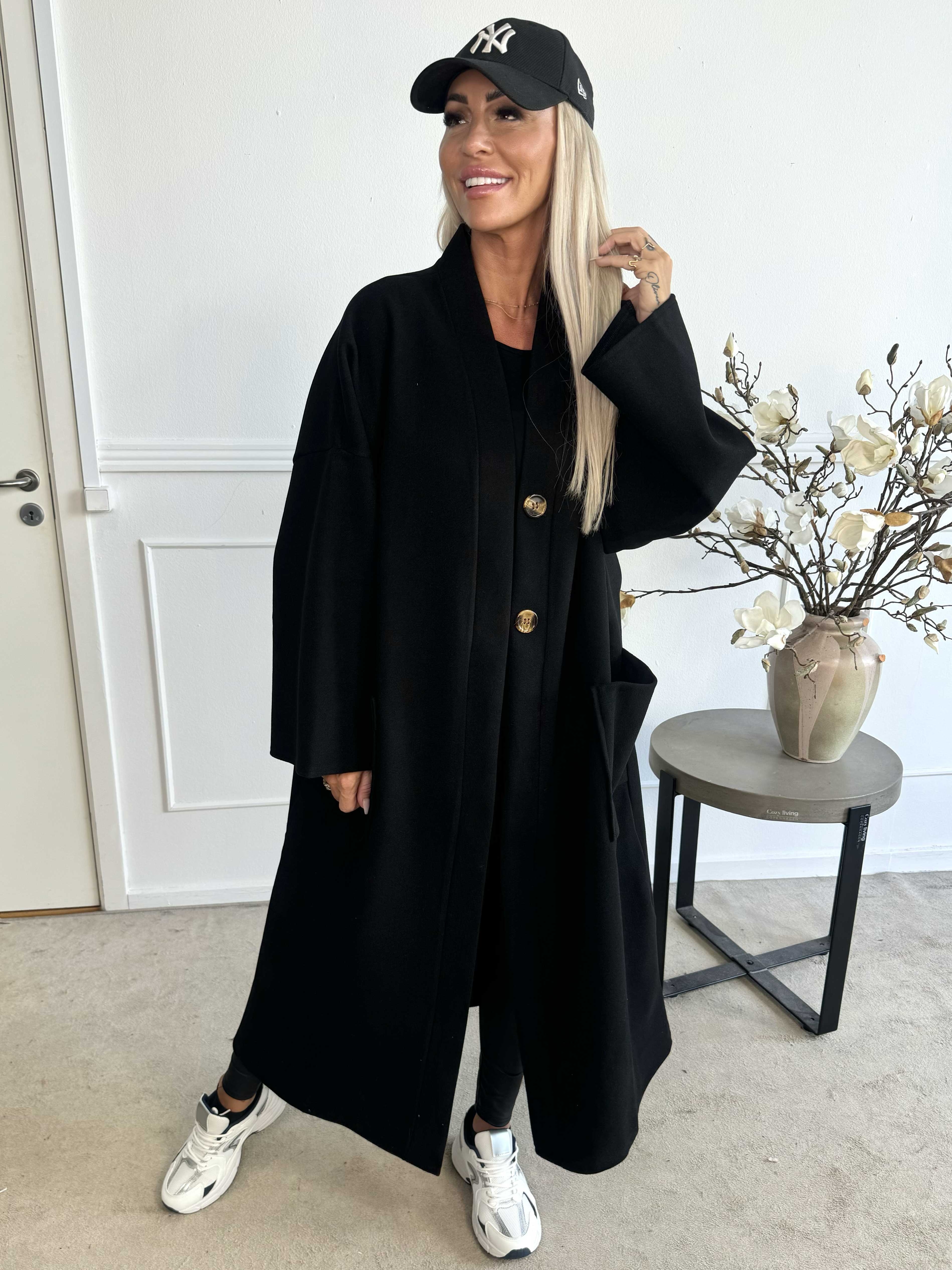 Abbelin - Lång oversized kappa med dekorativa knappar
