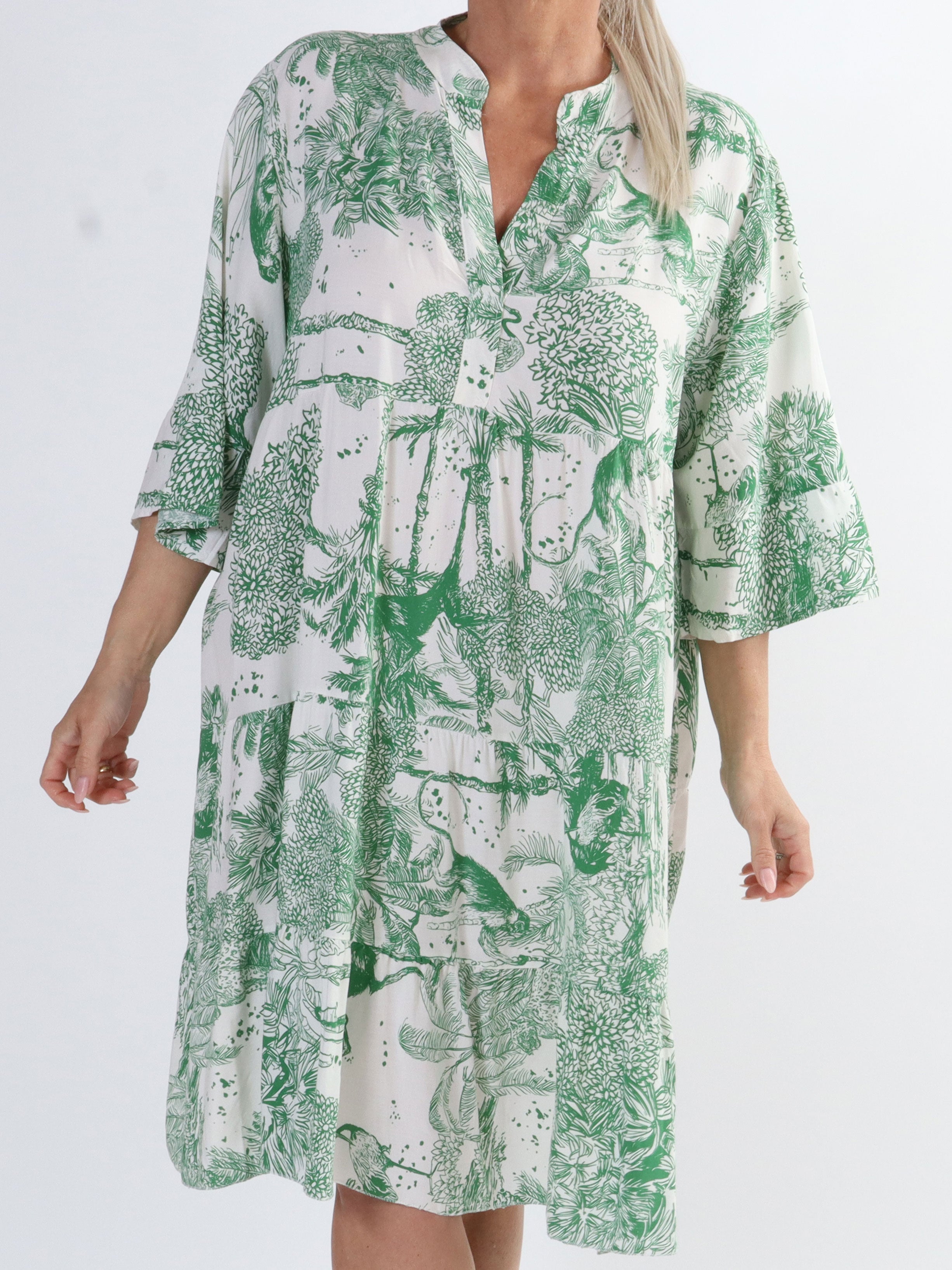 Abbie - Söt klänning i plus size med djungelmotiv