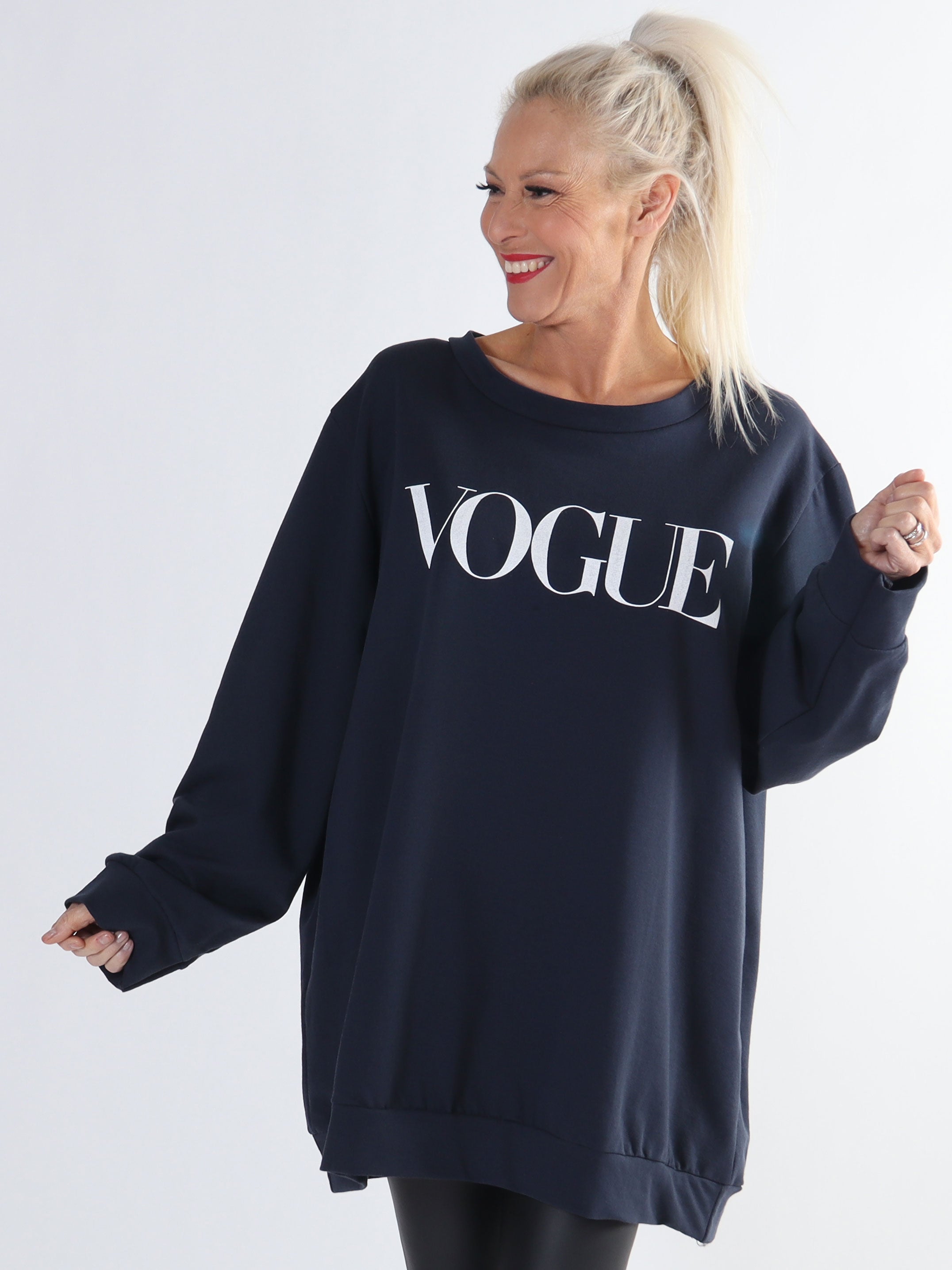 Abena - Sweatshirt i plus size med vogue på bröstet