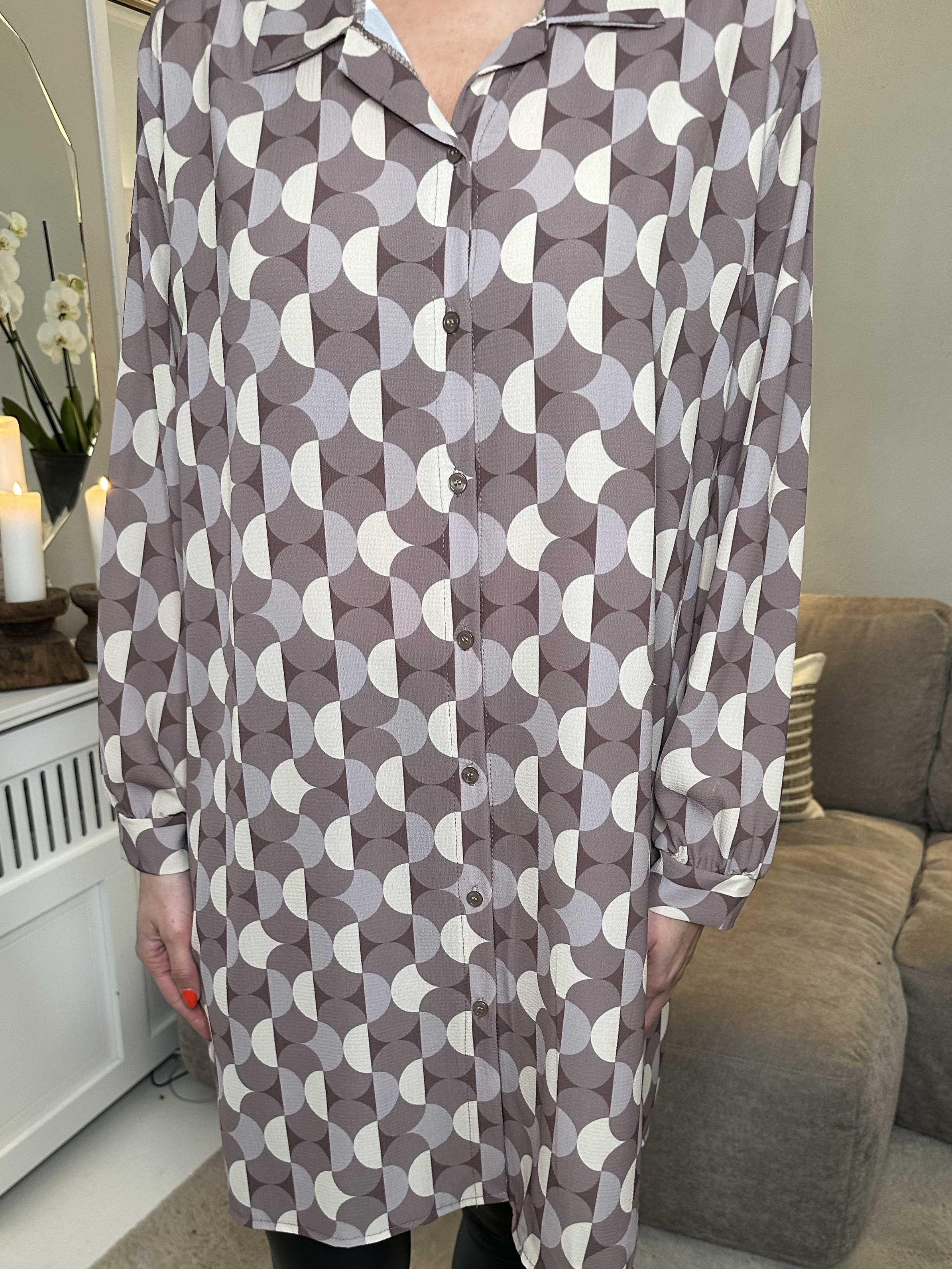 Abigail Pattern - Mönstrad skjortklänning
