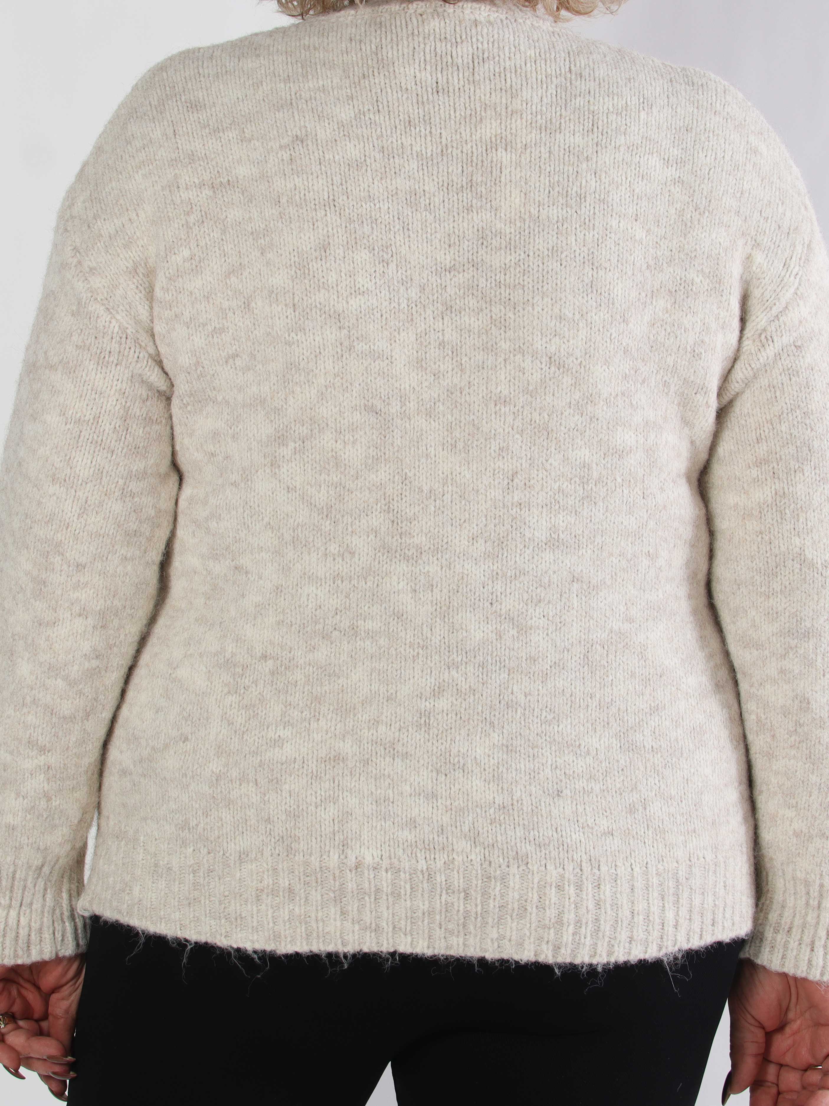 Adira - Mjuk plus size tröja med grafisk logo