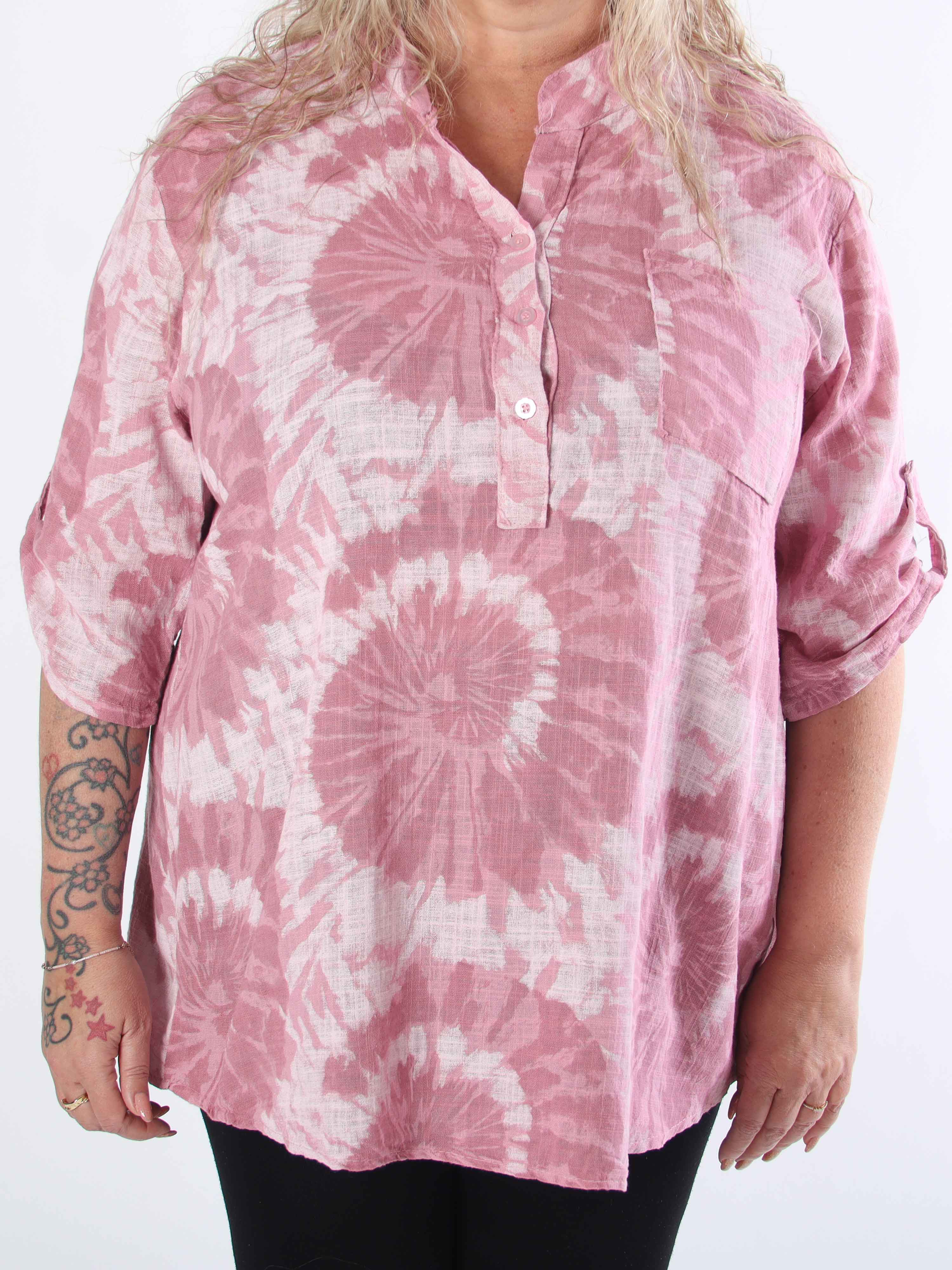 Akella - Mönstrad plus size skjorta i ljust bomullstyg