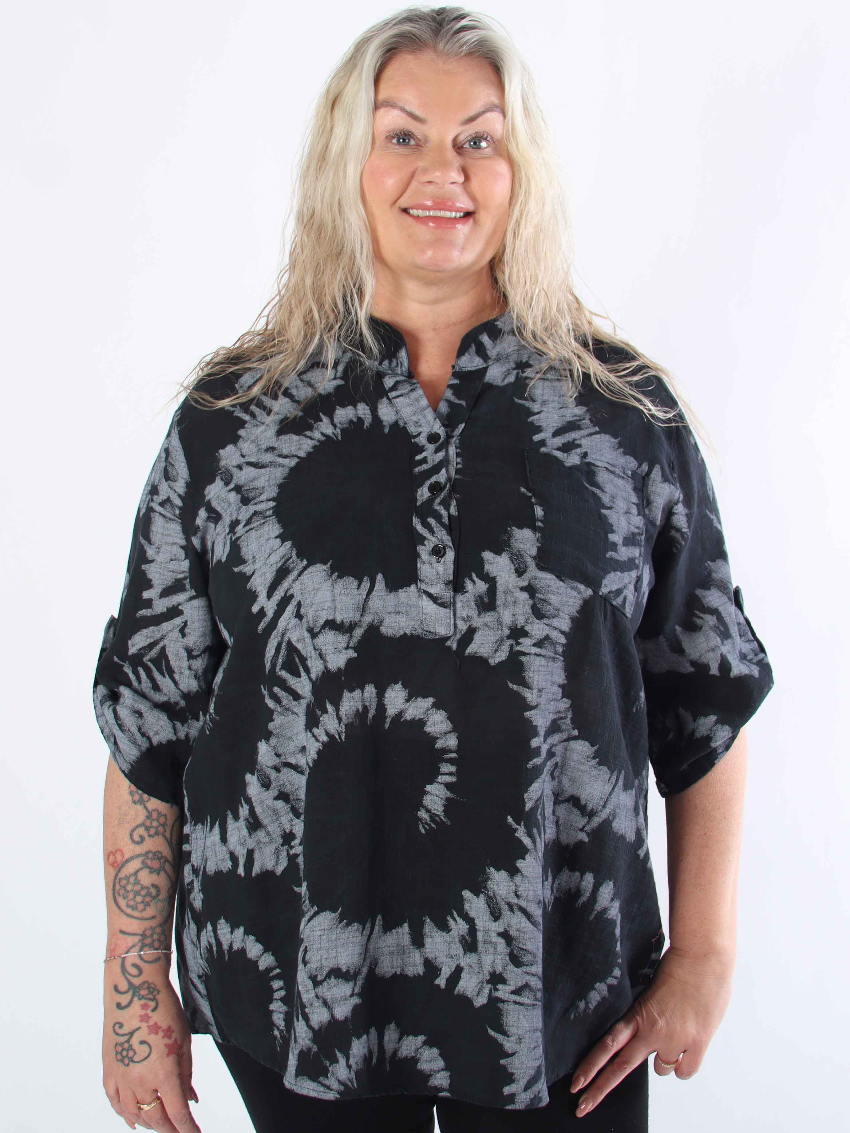 Akella - Mönstrad plus size skjorta i ljust bomullstyg