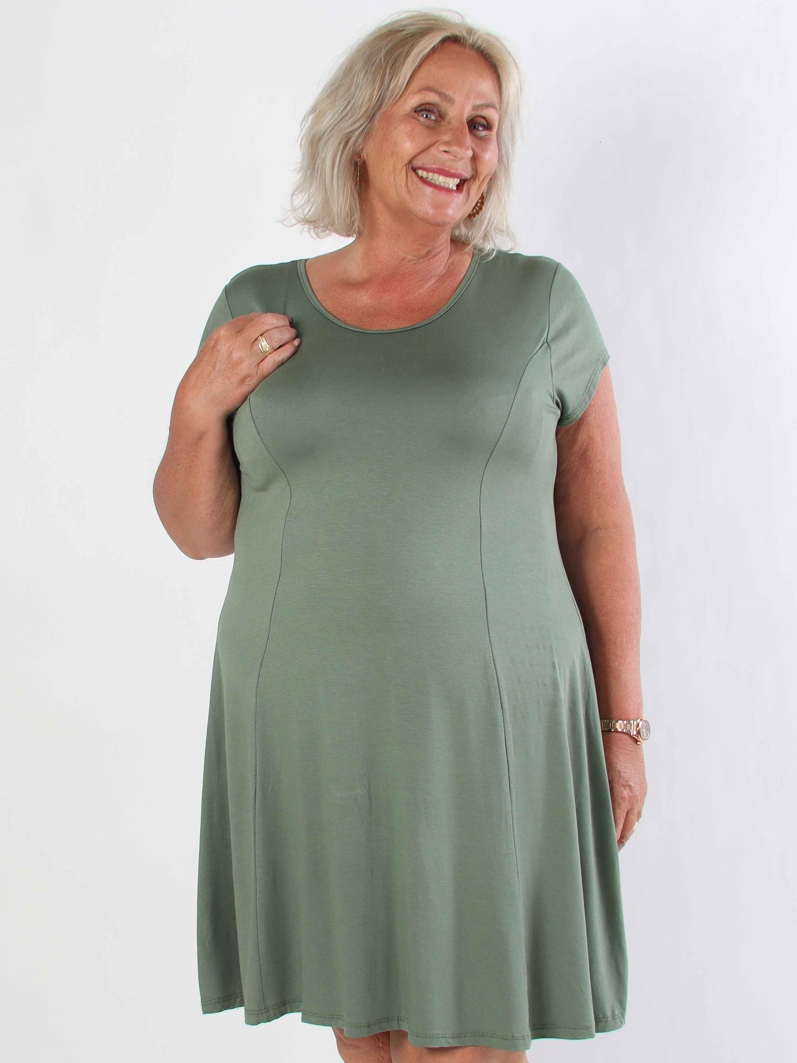 Alcippe - Enfärgad plus size viskos klänning i A-form