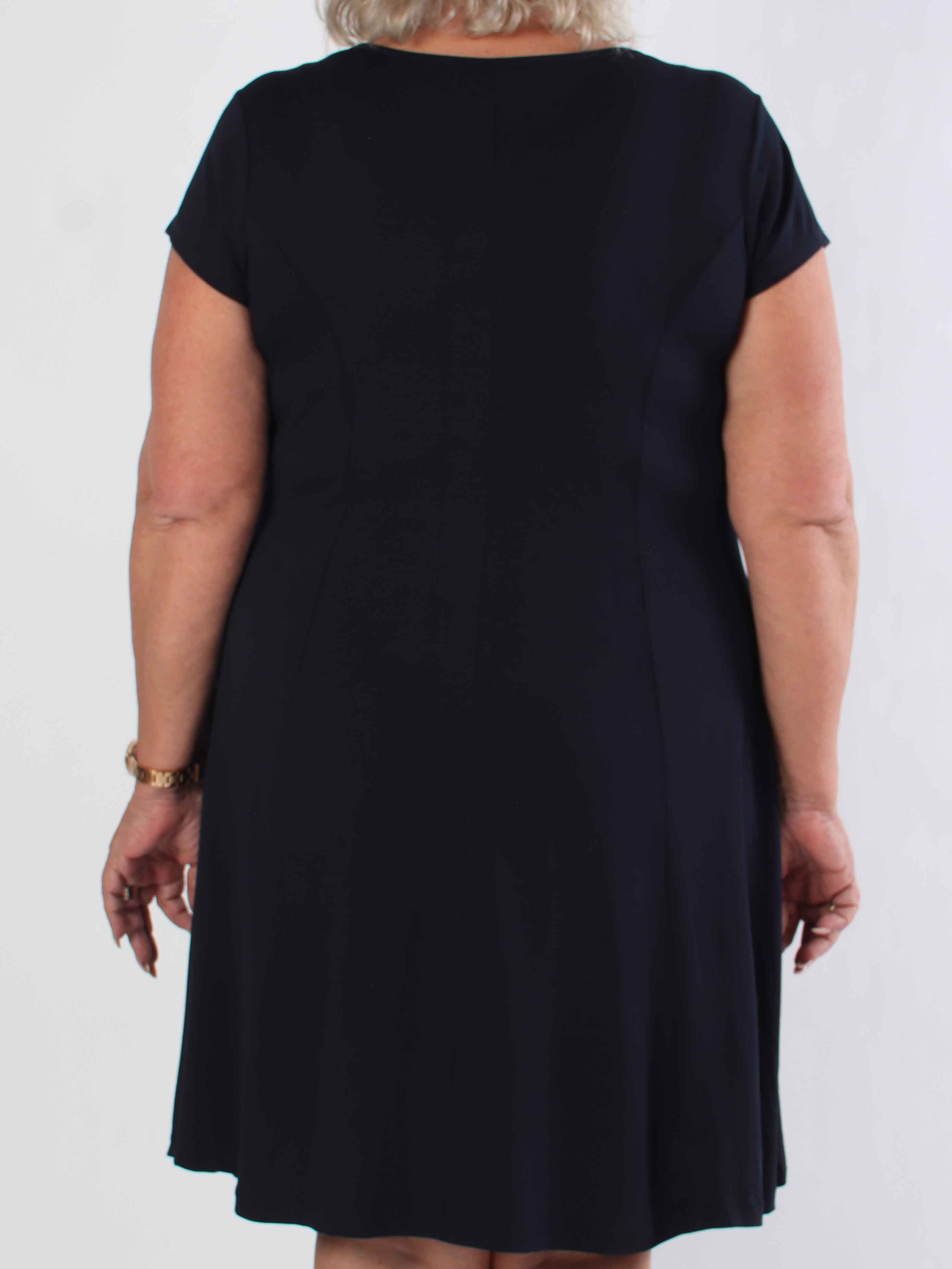 Alcippe - Enfärgad plus size viskos klänning i A-form