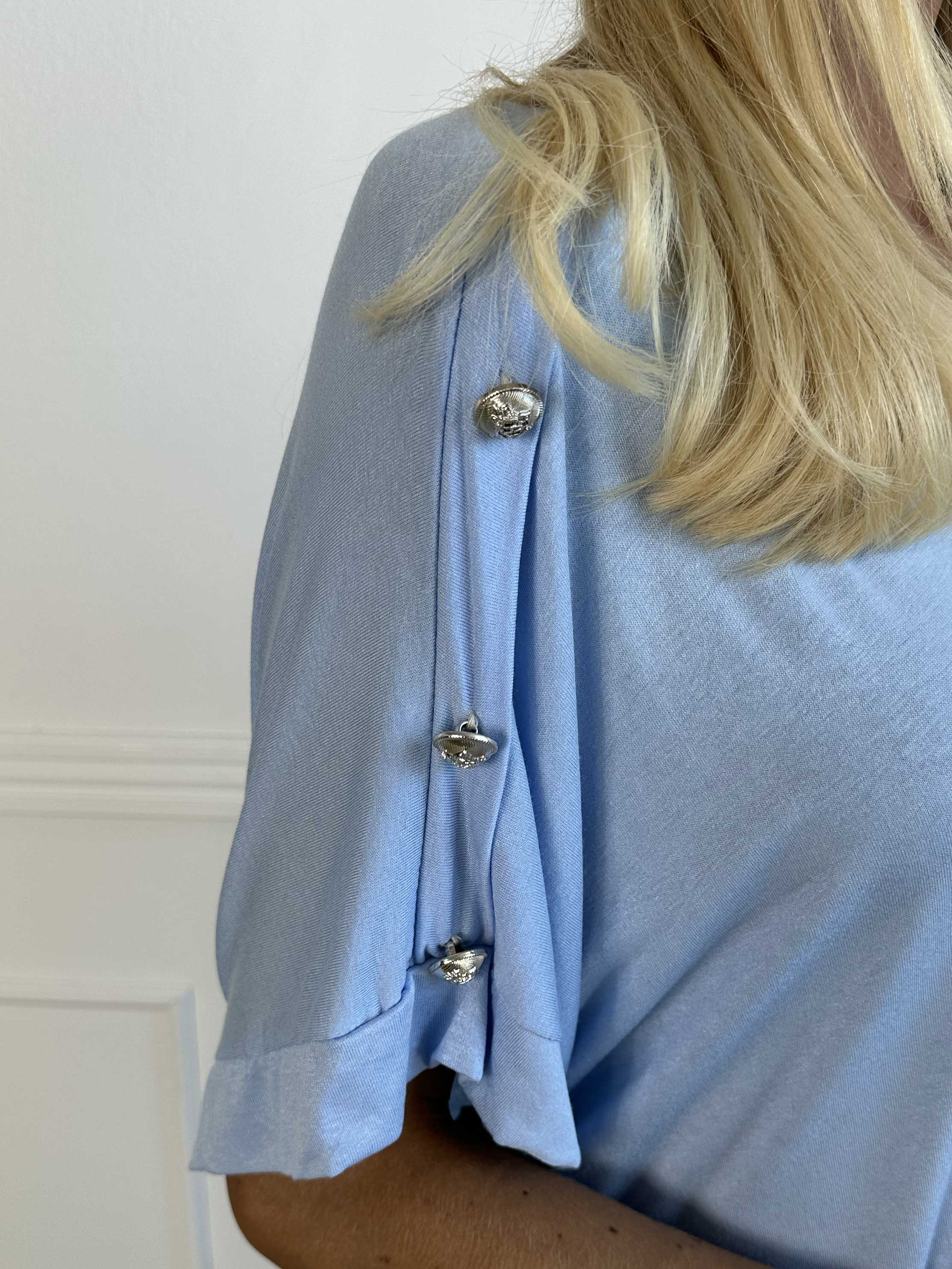 Alli - Söt t-shirtklänning med knappdetalj på axeln