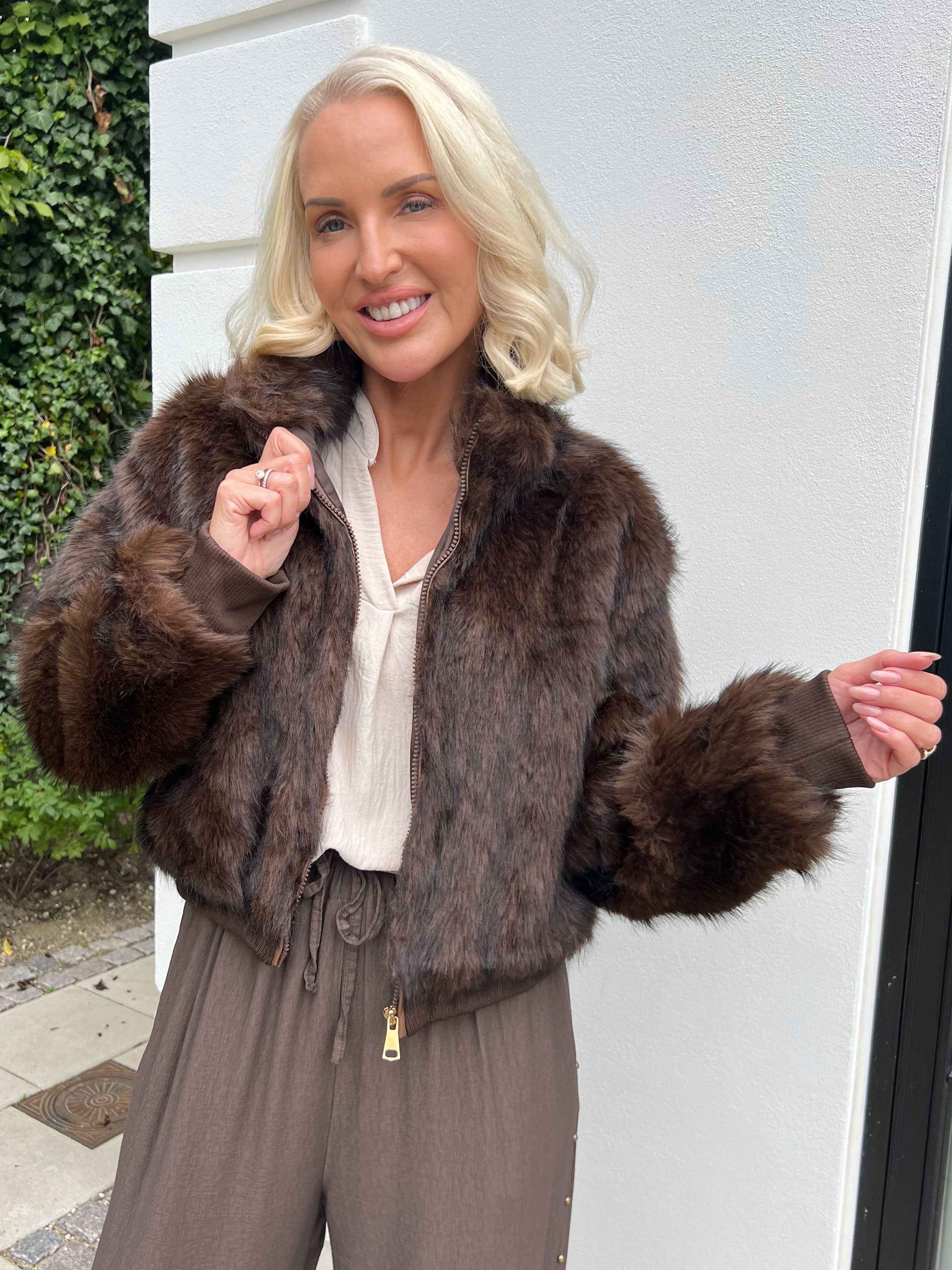 Alison - Blød og varm faux fur-jakke i kort model med høj hals
