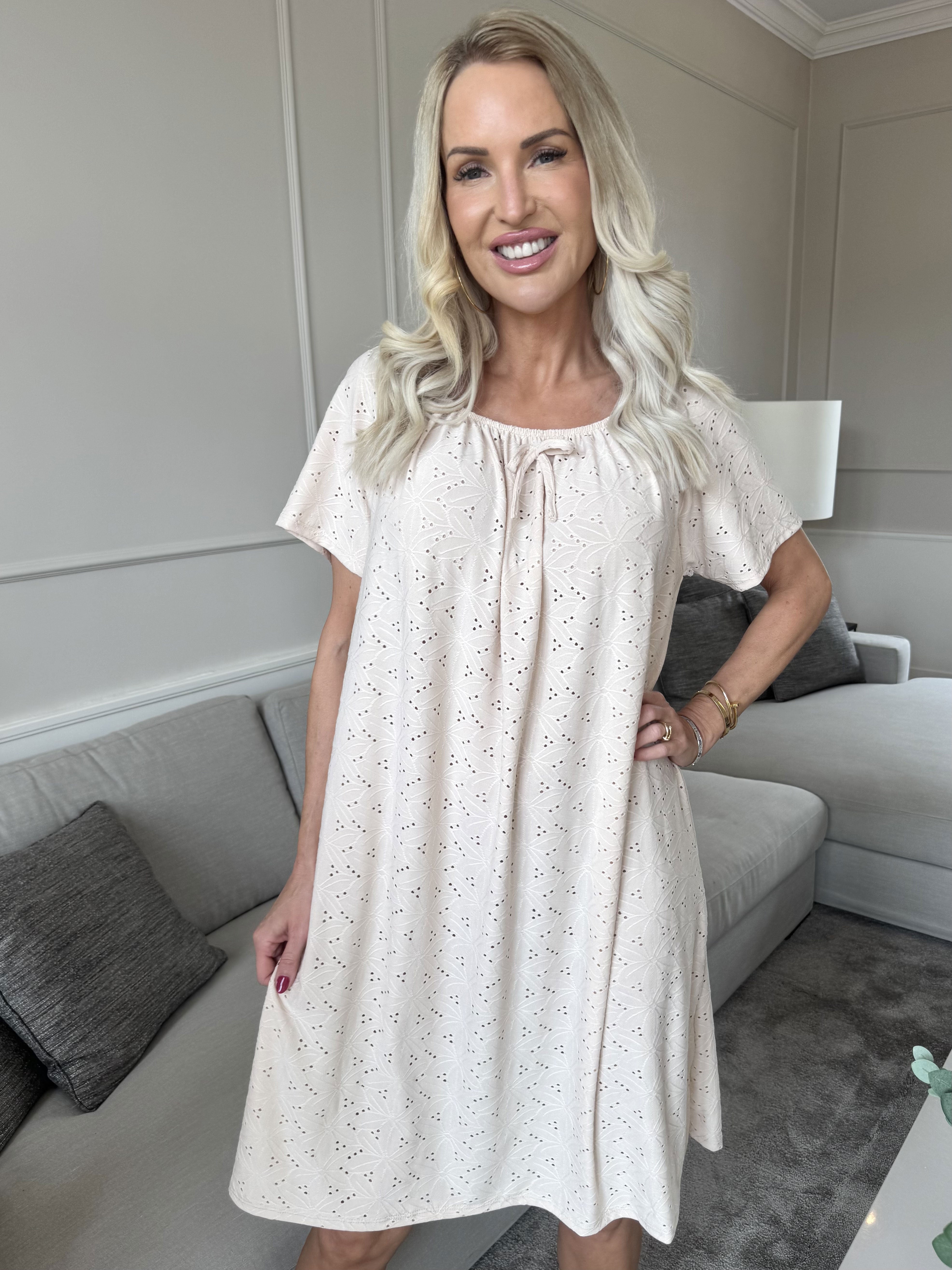 Aliz - Söt mjuk klänning med broderie anglaise