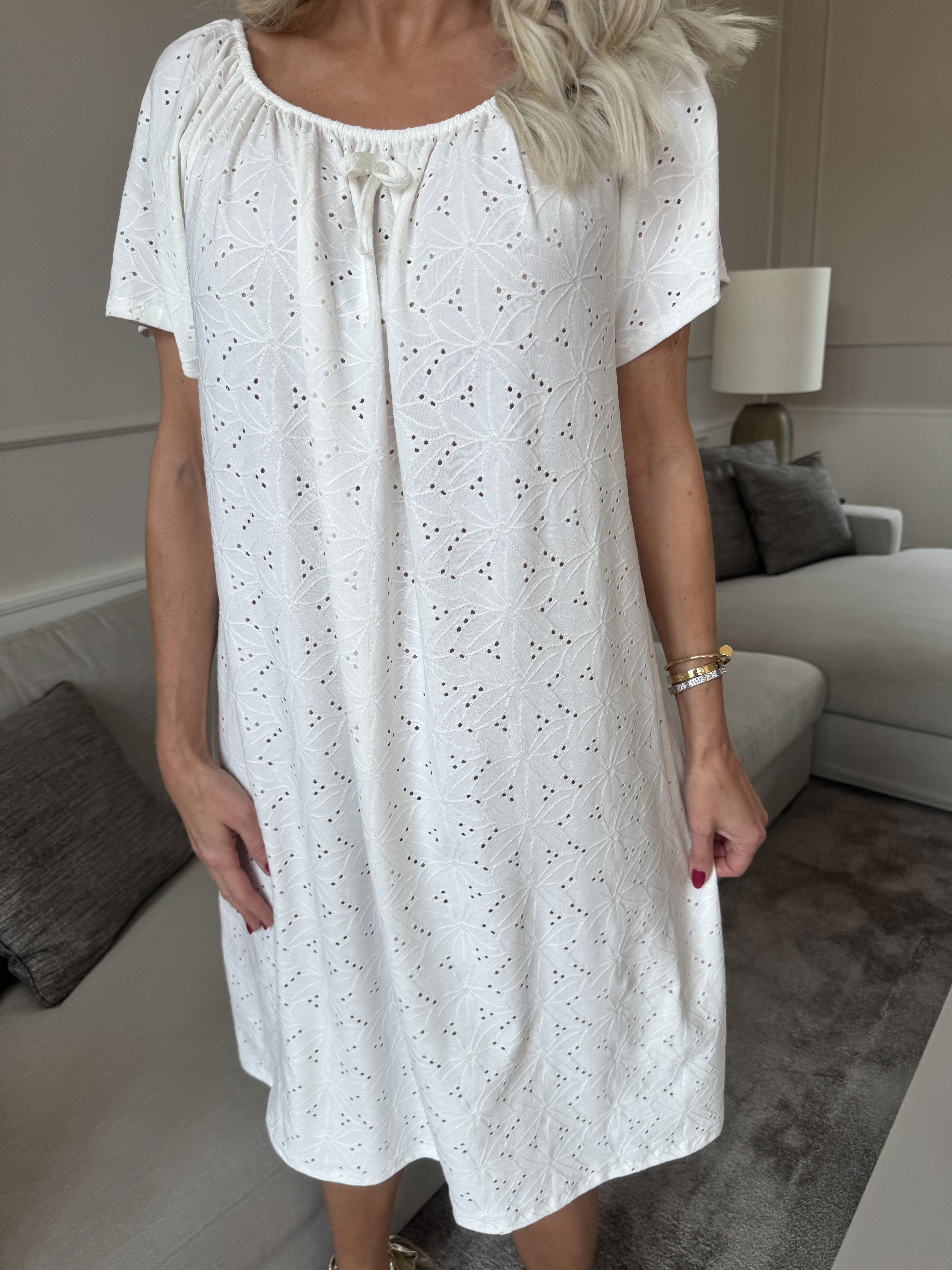 Aliz - Söt mjuk klänning med broderie anglaise