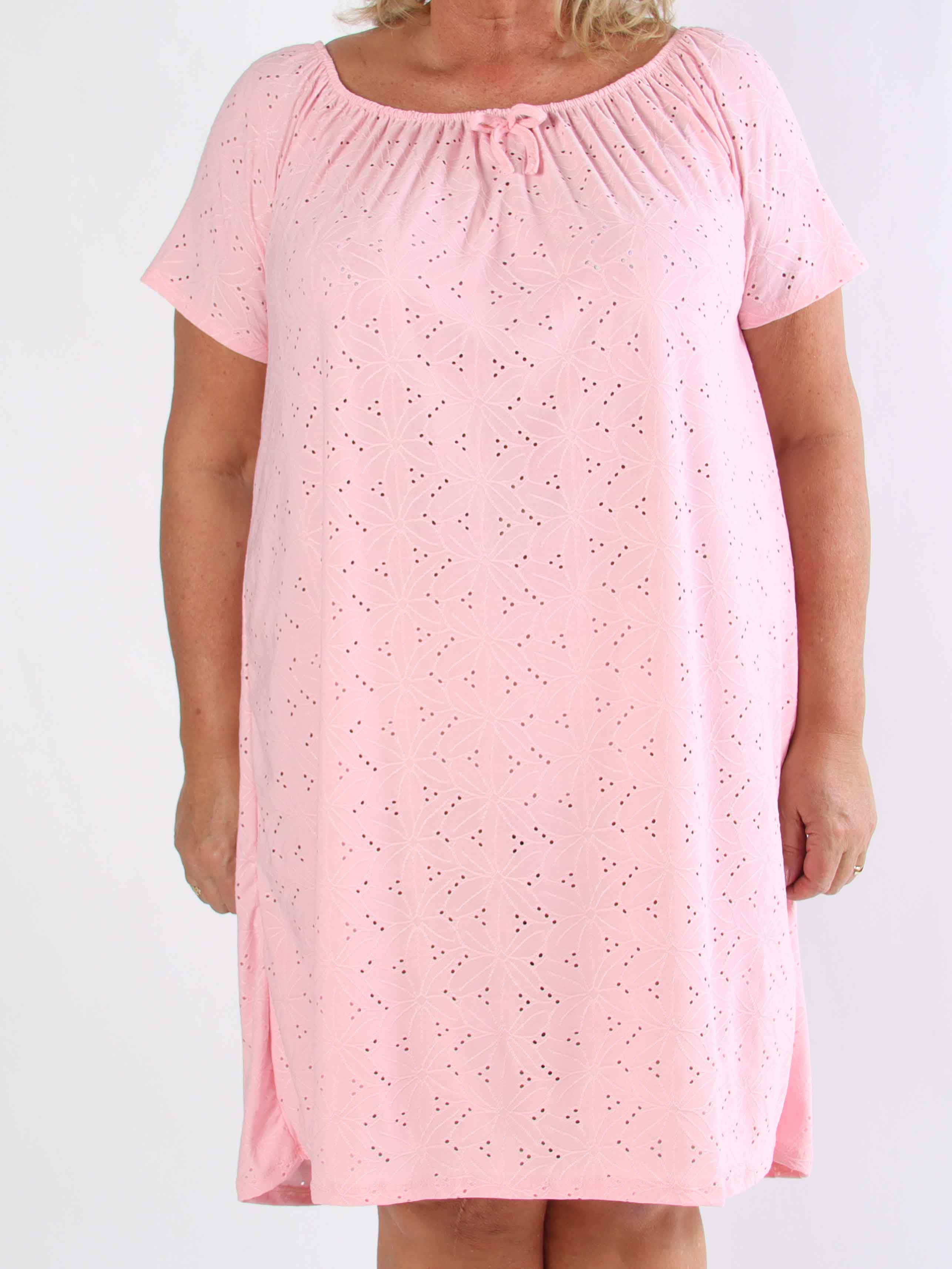 Aliz - Söt mjuk plus size-klänning med broderie anglaise