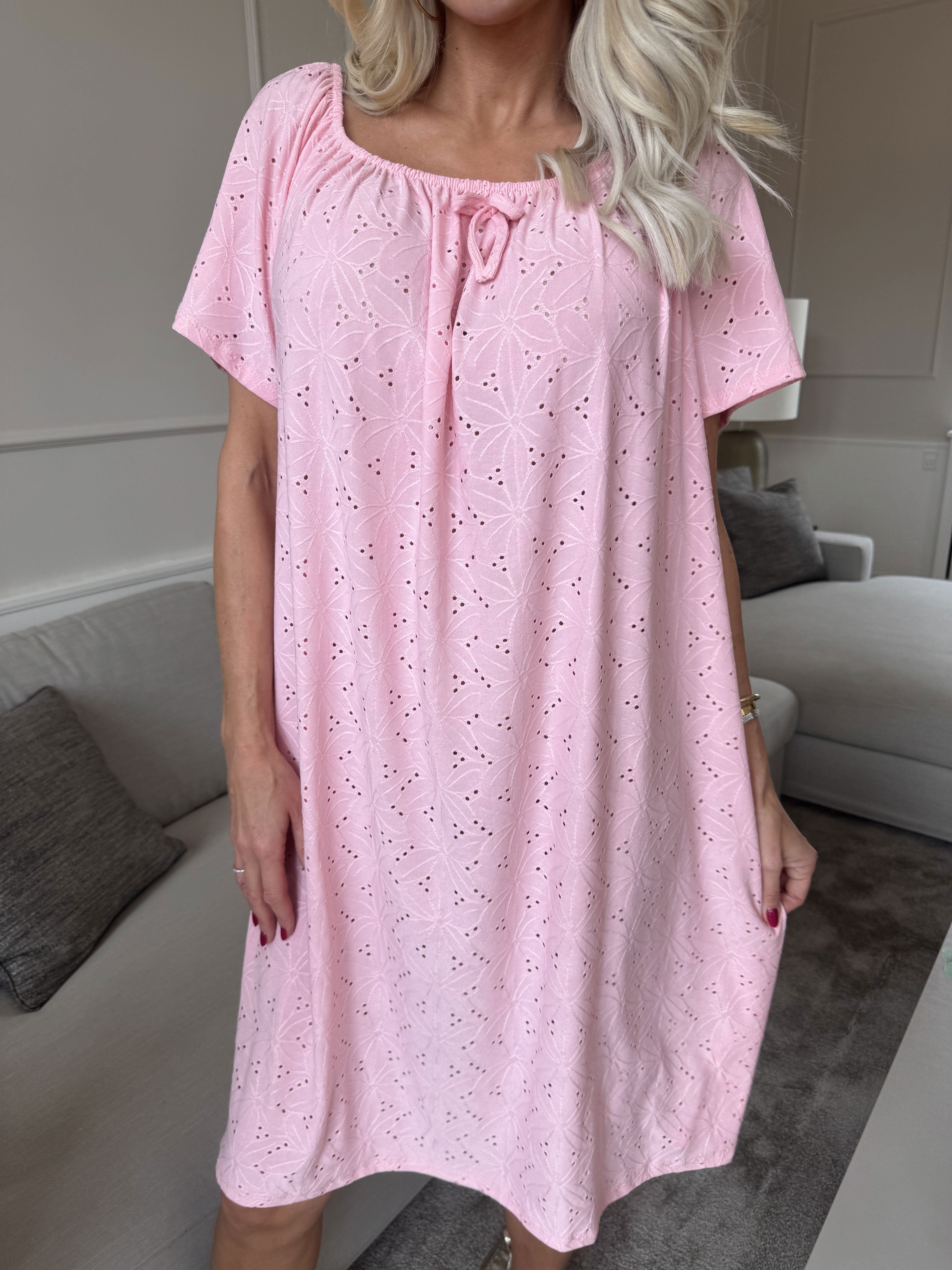 Aliz - Söt mjuk klänning med broderie anglaise