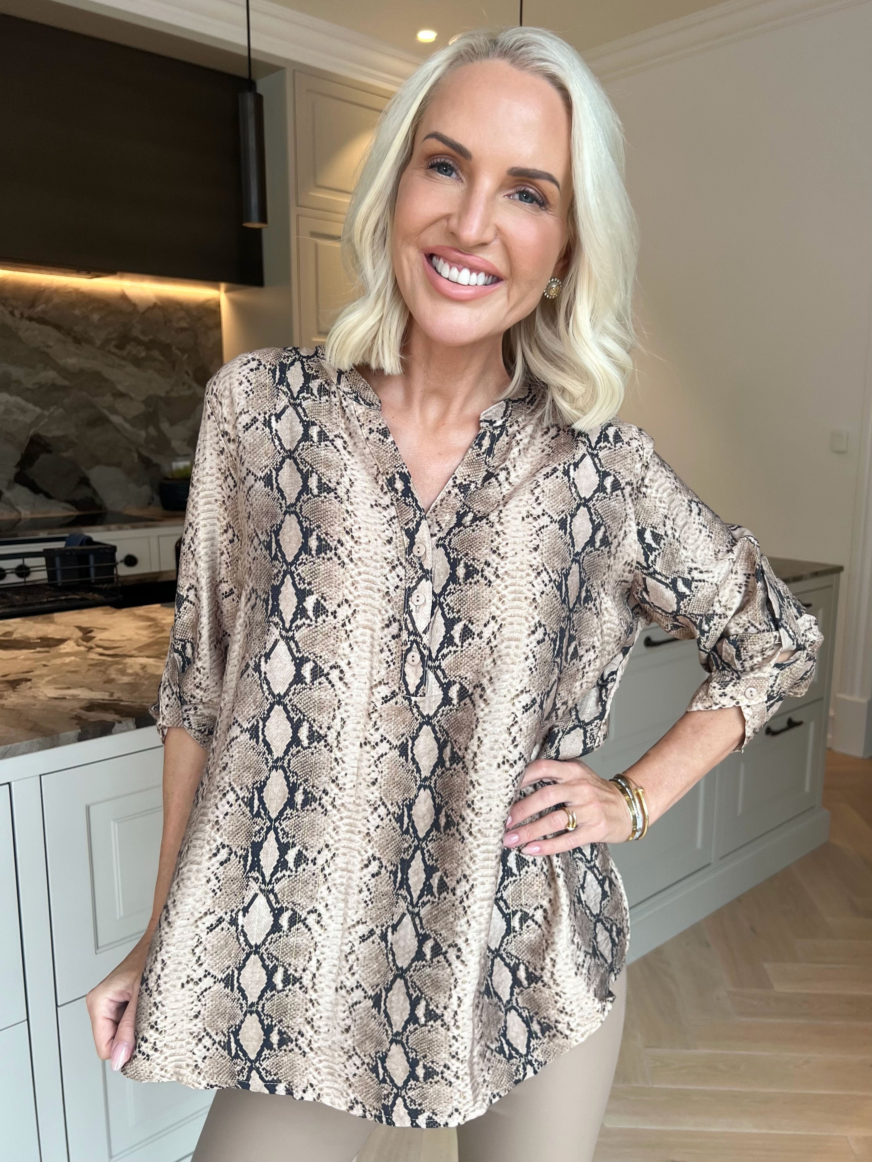 Alma - Elegant tunika i viskose med flot dyreprint og diskrete guldtråde
