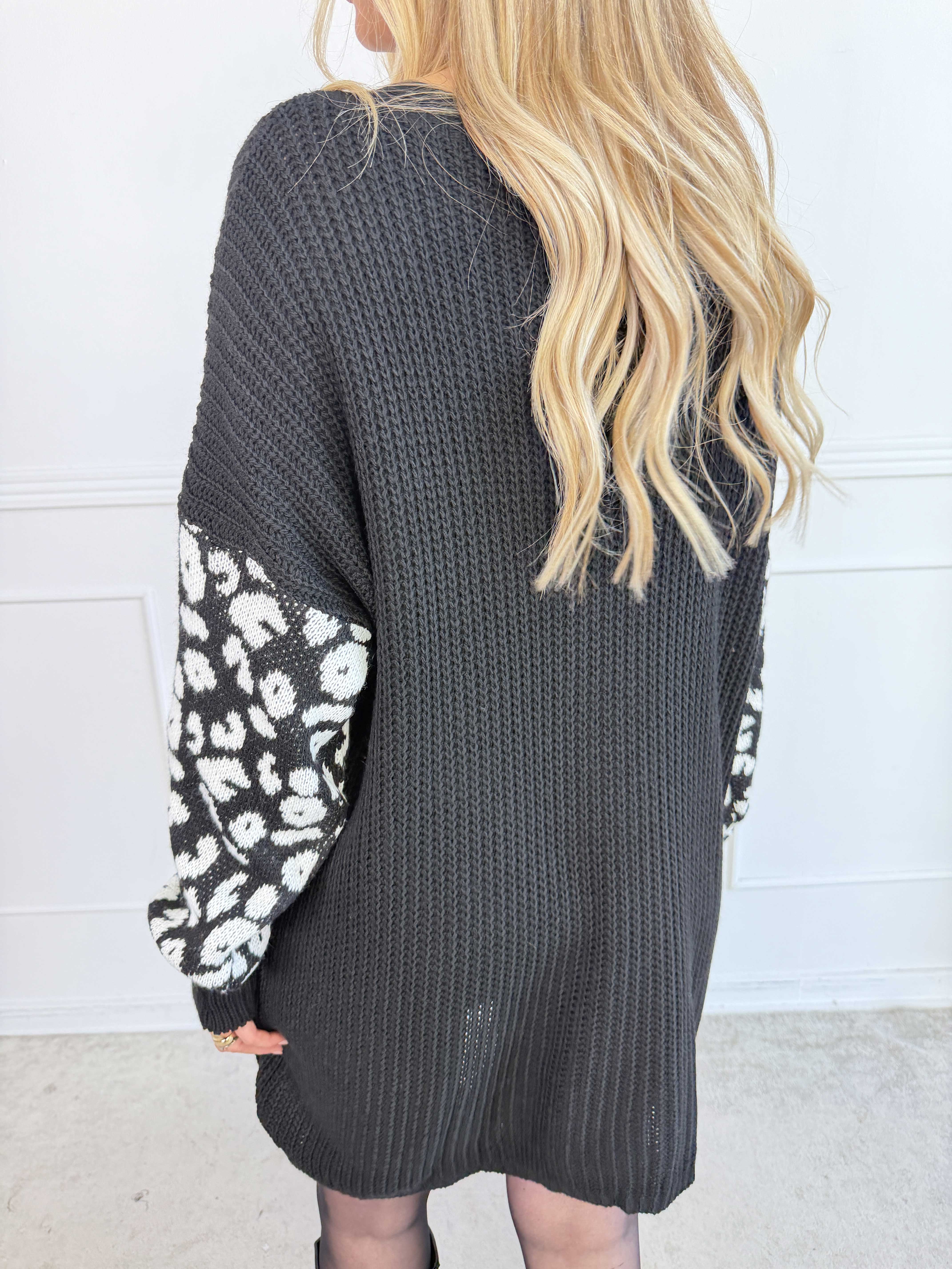 Alvas - Sød og feminin strik med fine ærmer i et trendy leopardprint